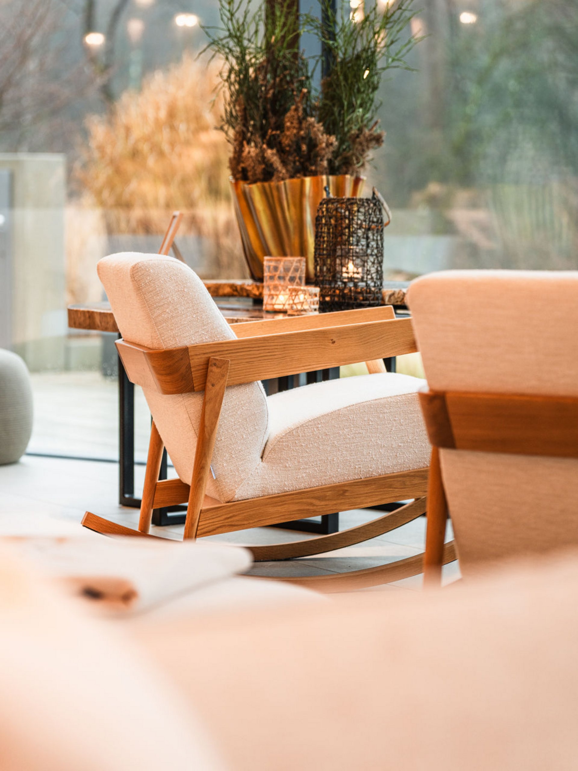 Seezeitlodge : Galerie photos Fauteuil à bascule moderne en bois et tissu dans un salon lumineux