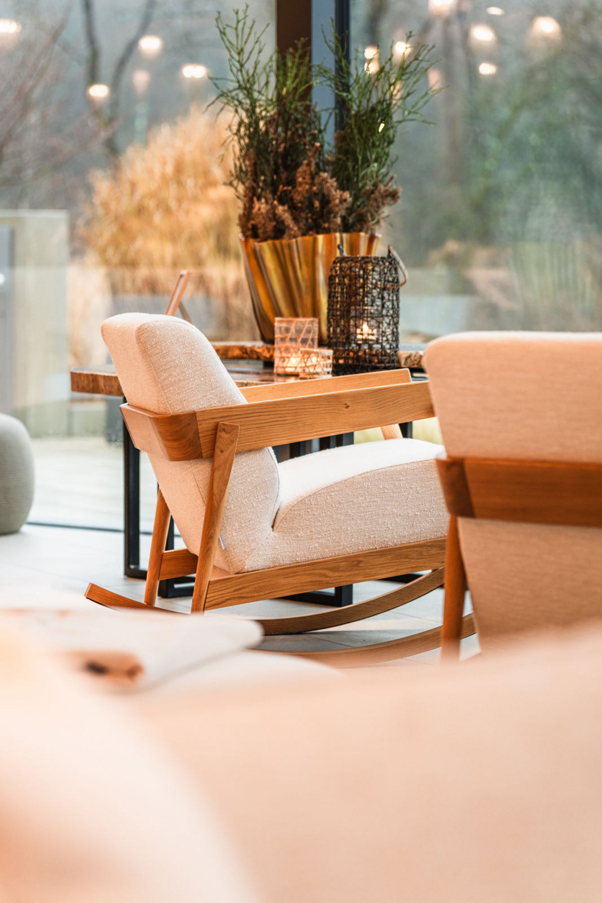 Seezeitlodge: Bildergalerie Moderner Schaukelstuhl aus Holz und Stoff in hellem Wohnzimmer