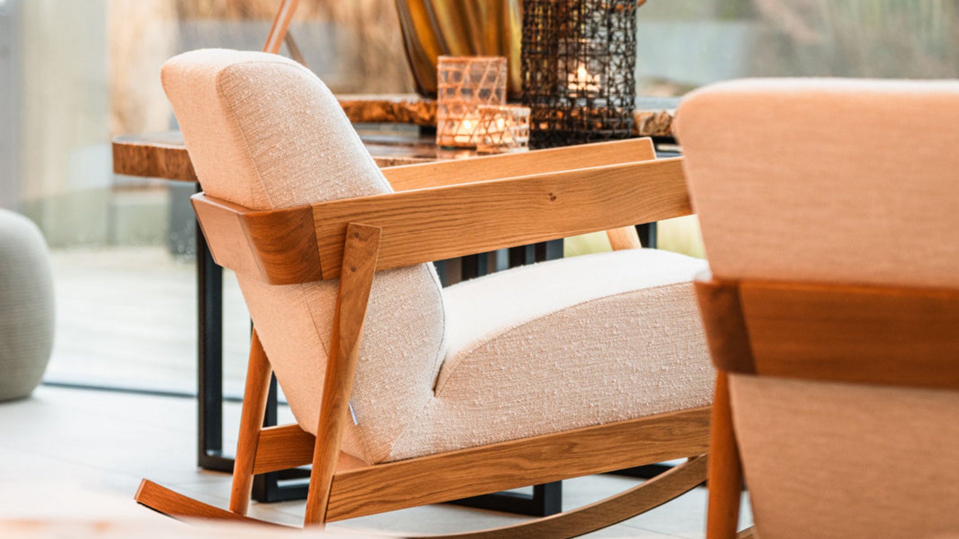 Seezeitlodge : Galerie photos Fauteuil à bascule moderne en bois et tissu dans un salon lumineux