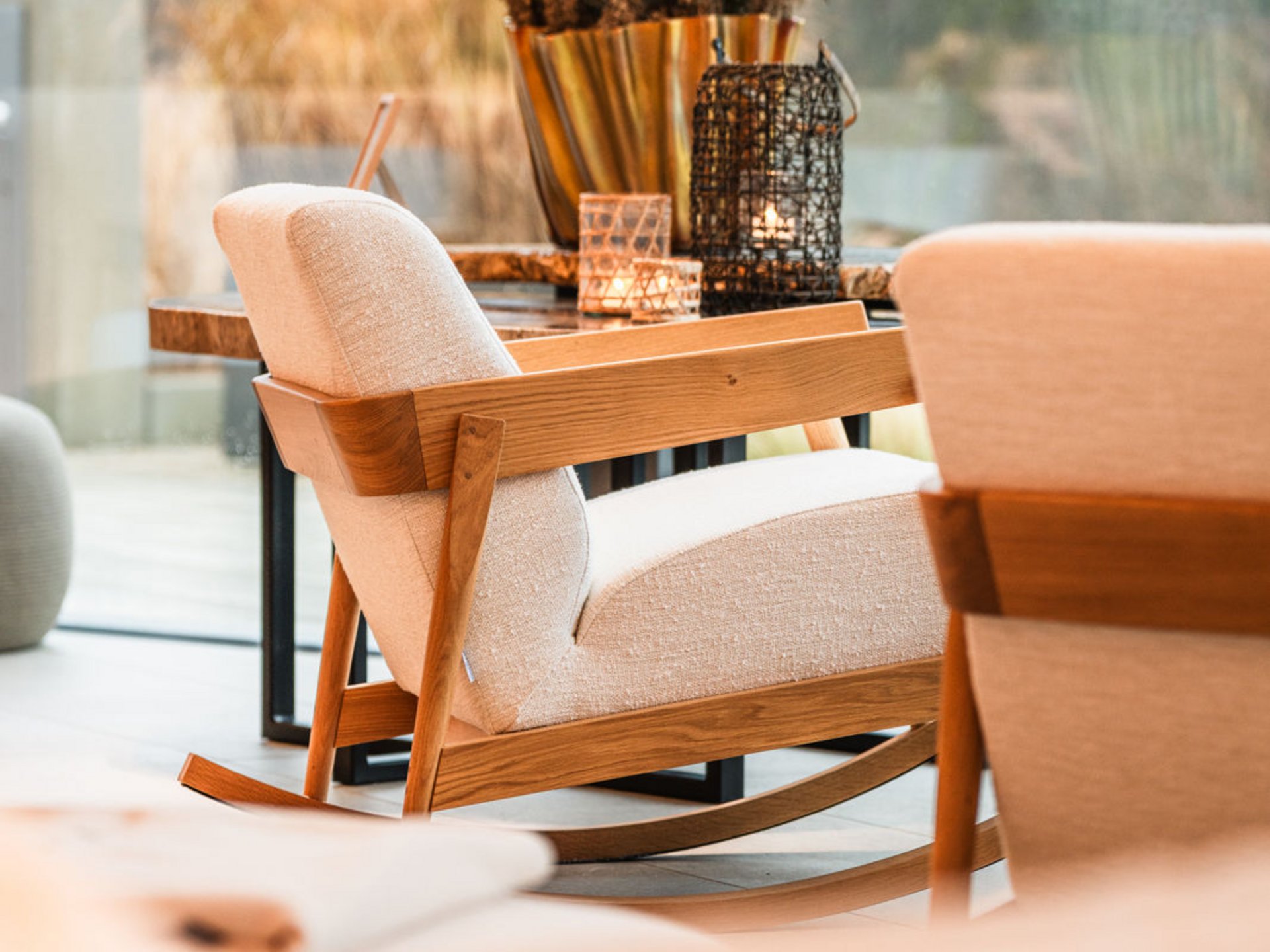 Le Seezeitlodge : votre hôtel au lac de Bostal Fauteuil à bascule moderne en bois et tissu dans un salon lumineux