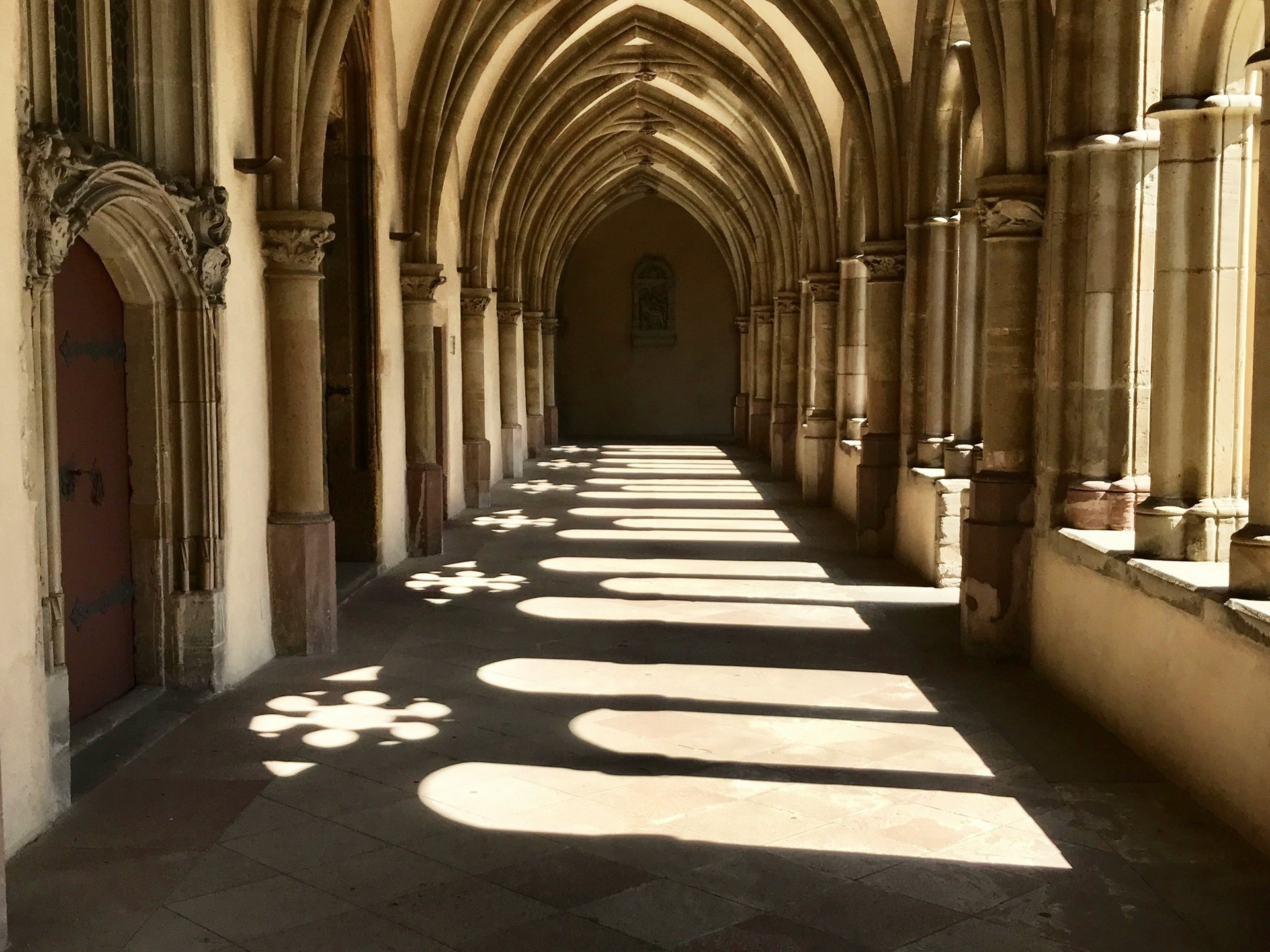 Trier: Ideen & Inspirationen für Ihren Ausflug Licht und Schatten in einem gotischen Klostergang mit Spitzbögen