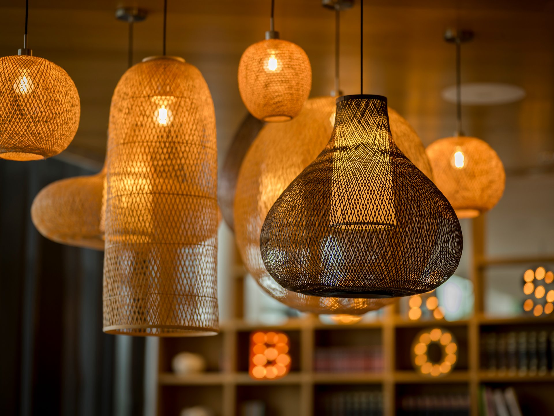 Seezeitlodge: Bildergalerie Verschiedene leuchtende, geflochtene Hängeleuchten in warmem Licht