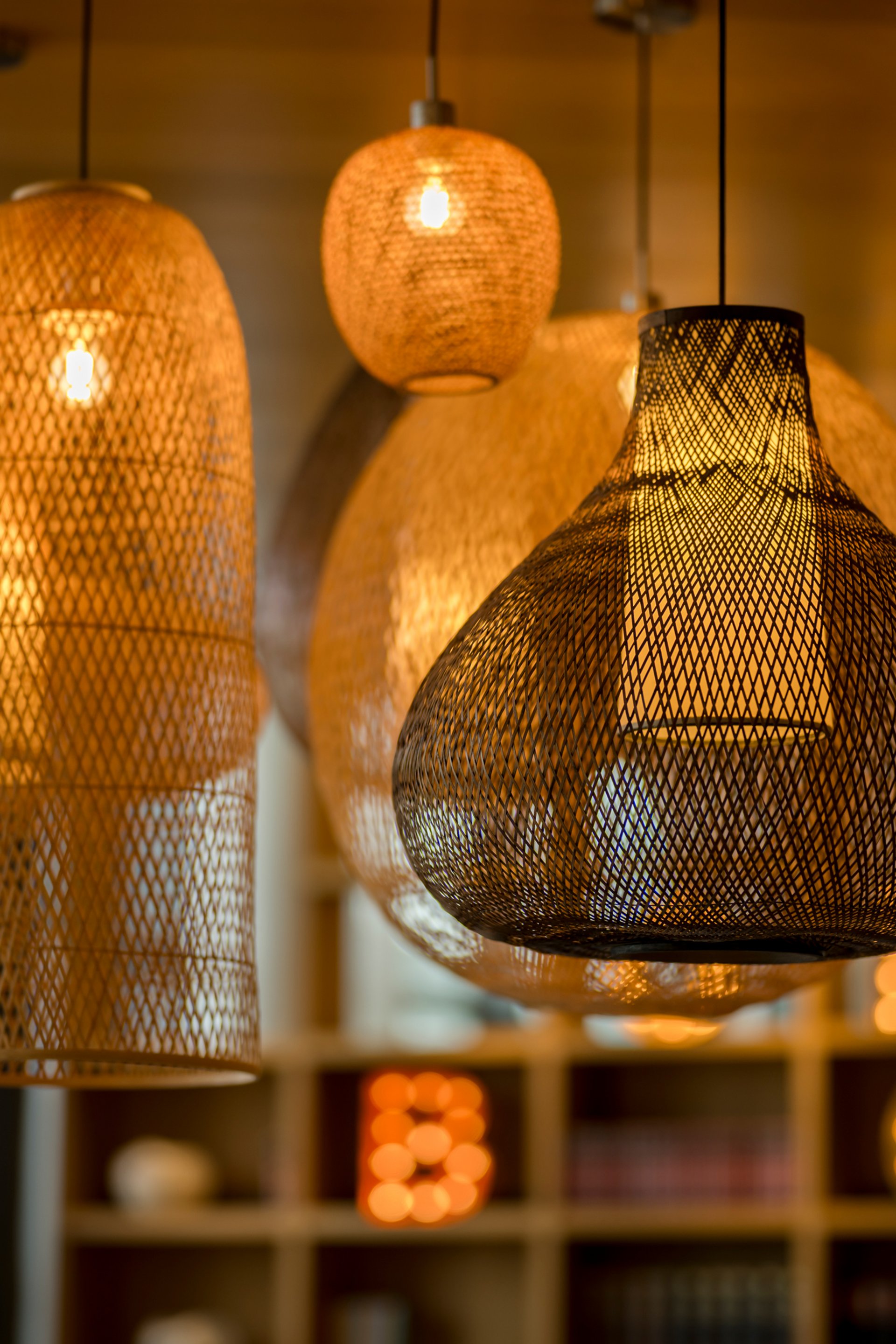 Seezeitlodge : Galerie photos Différents luminaires suspendus en osier illuminés par une lumière chaude
