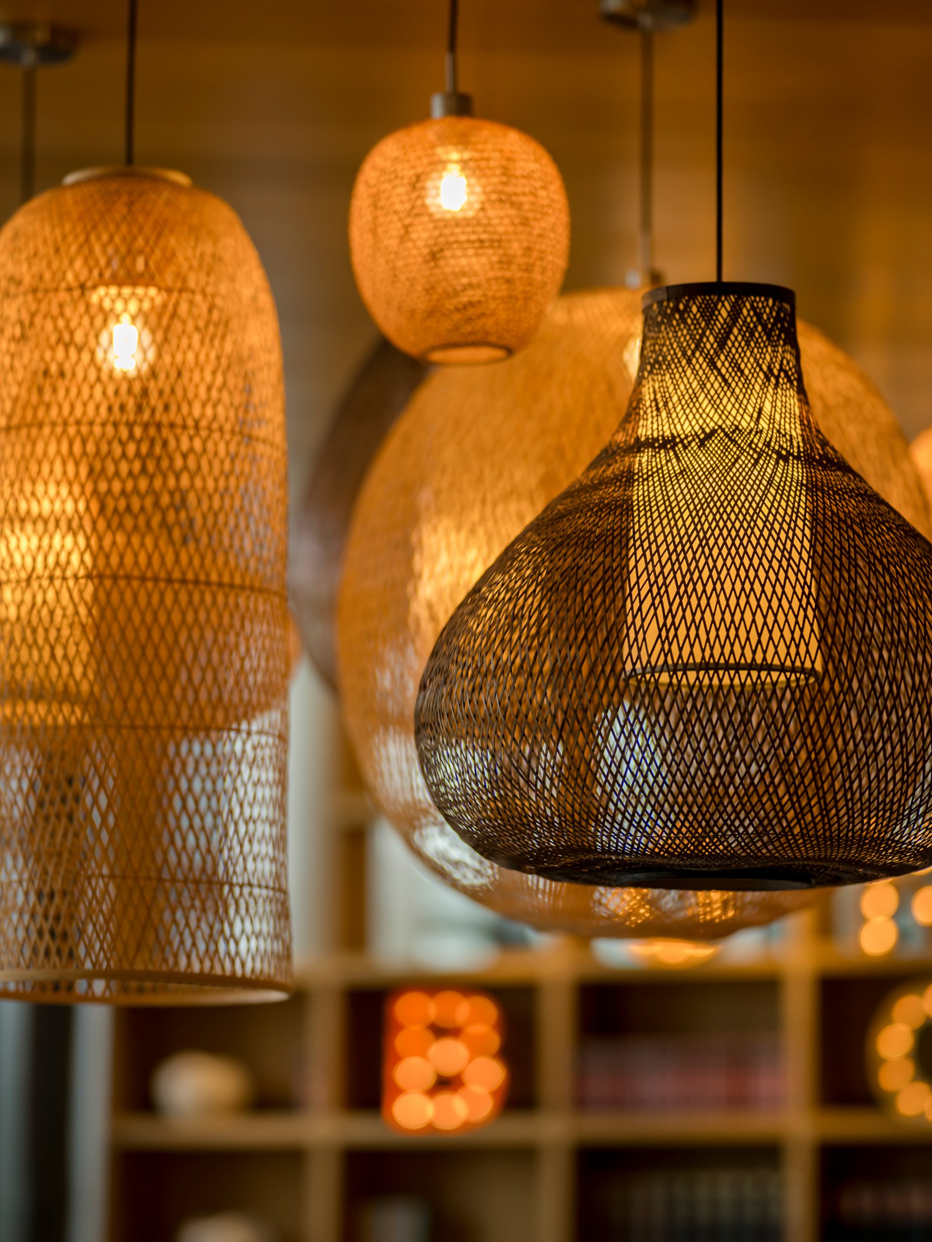 Seezeitlodge : Galerie photos Différents luminaires suspendus en osier illuminés par une lumière chaude
