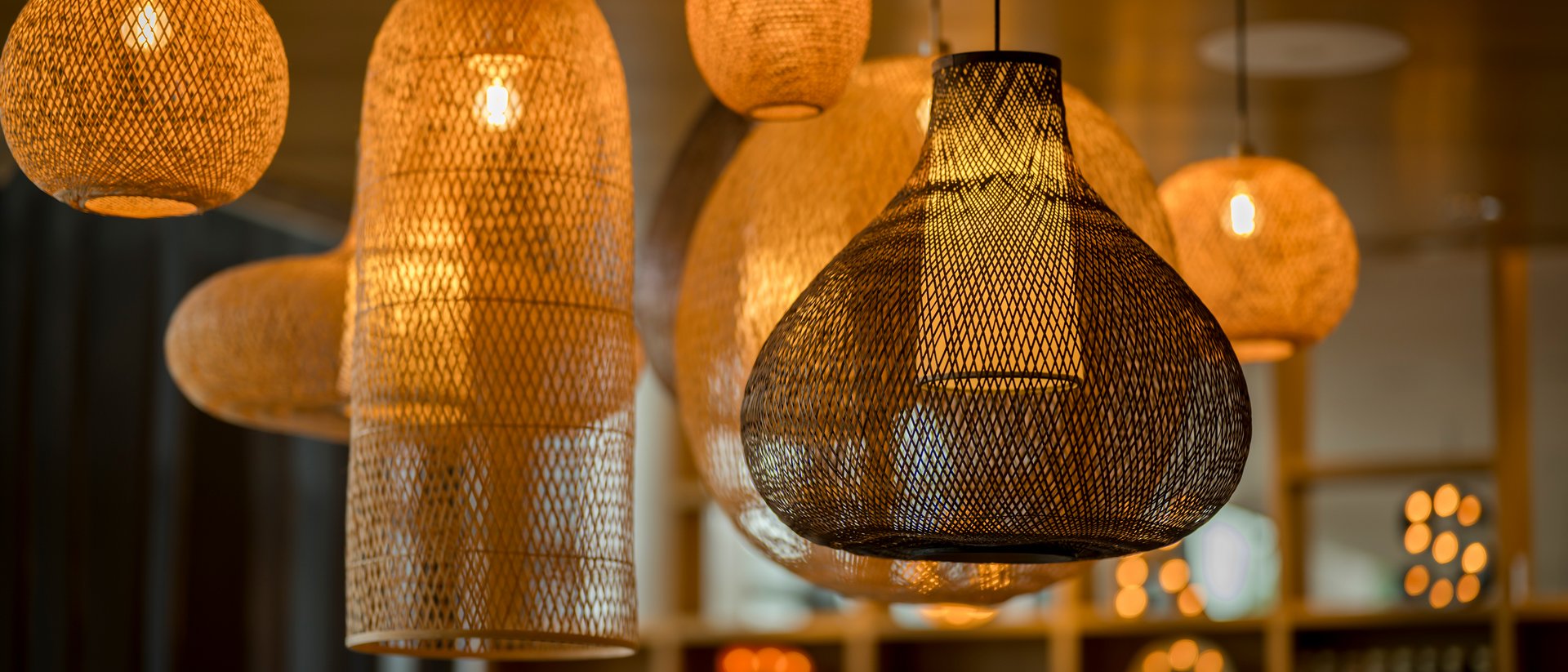 Seezeitlodge : Galerie photos Différents luminaires suspendus en osier illuminés par une lumière chaude