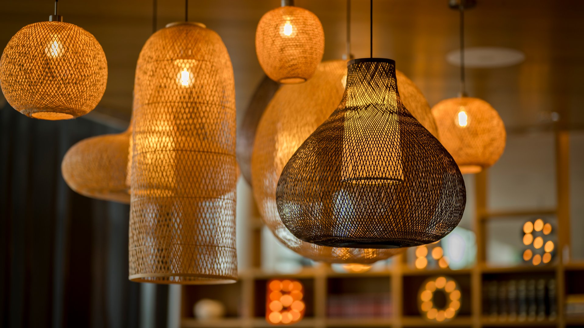 Seezeitlodge: Bildergalerie Verschiedene leuchtende, geflochtene Hängeleuchten in warmem Licht