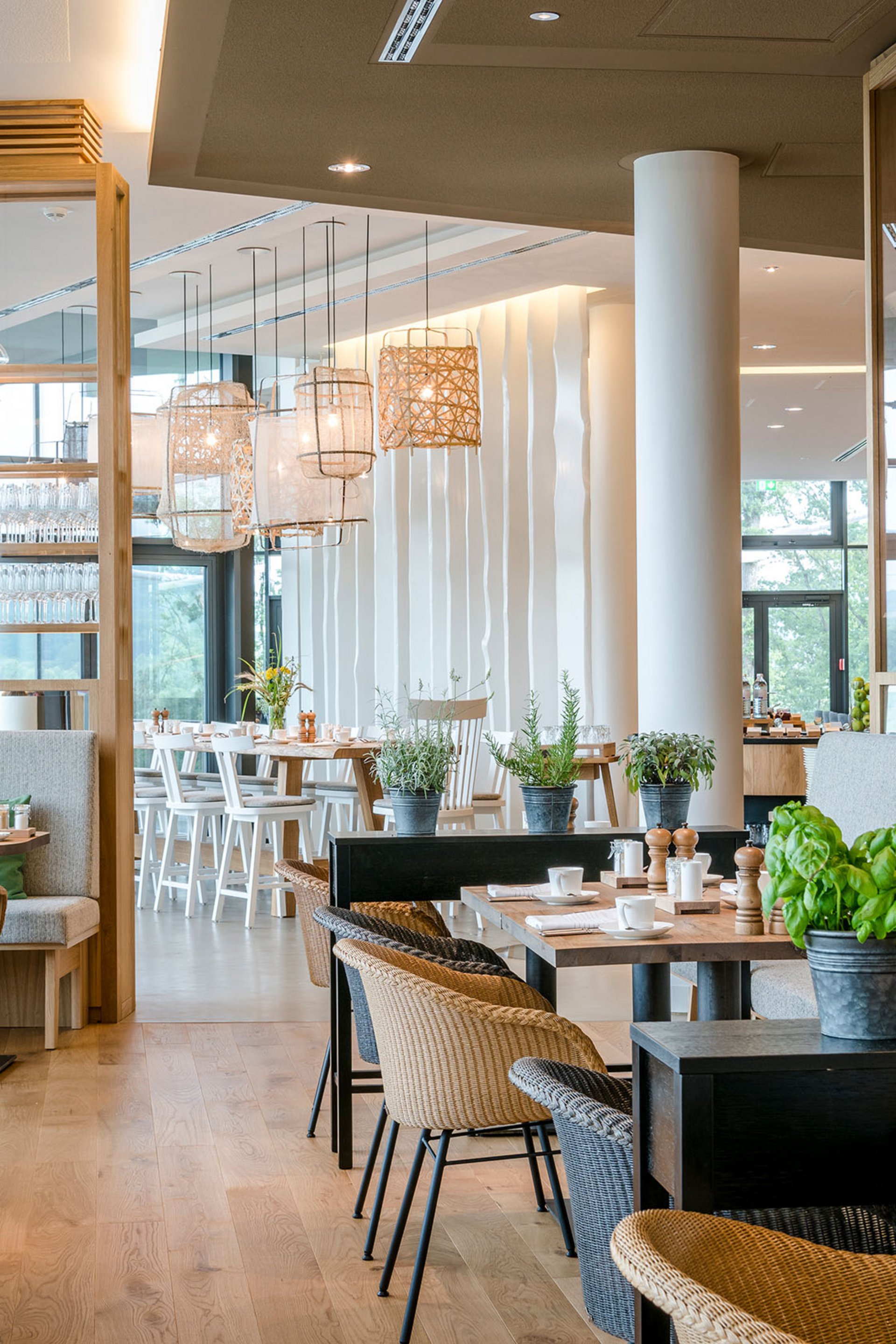 Seezeitlodge: Bildergalerie Hell eingerichtetes modernes Restaurant mit Pflanzen auf Tischen und Sitzbänken