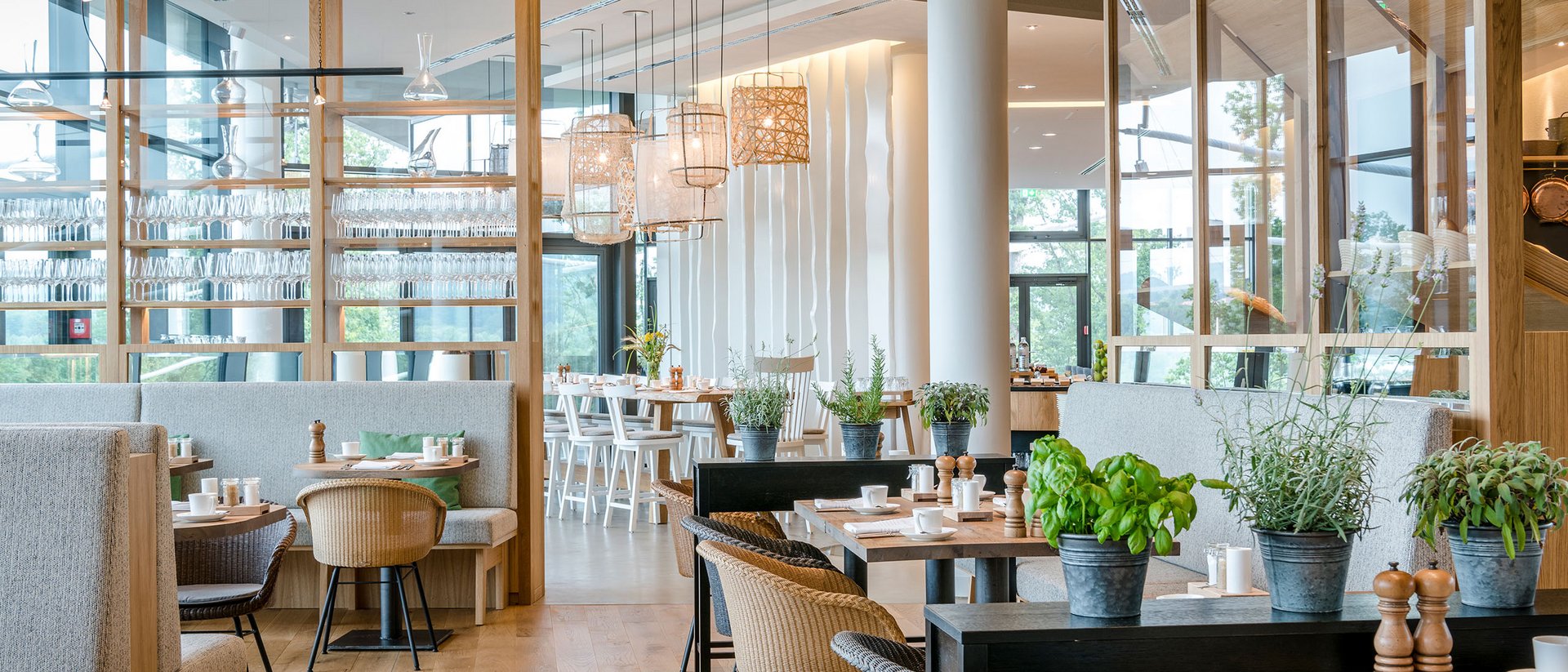 Seezeitlodge : Galerie photos Restaurant moderne lumineux avec plantes sur les tables et sièges confortables