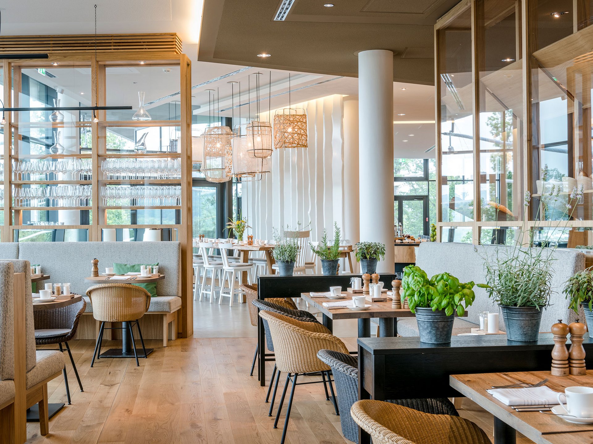 Seezeitlodge : Galerie photos Restaurant moderne lumineux avec plantes sur les tables et sièges confortables