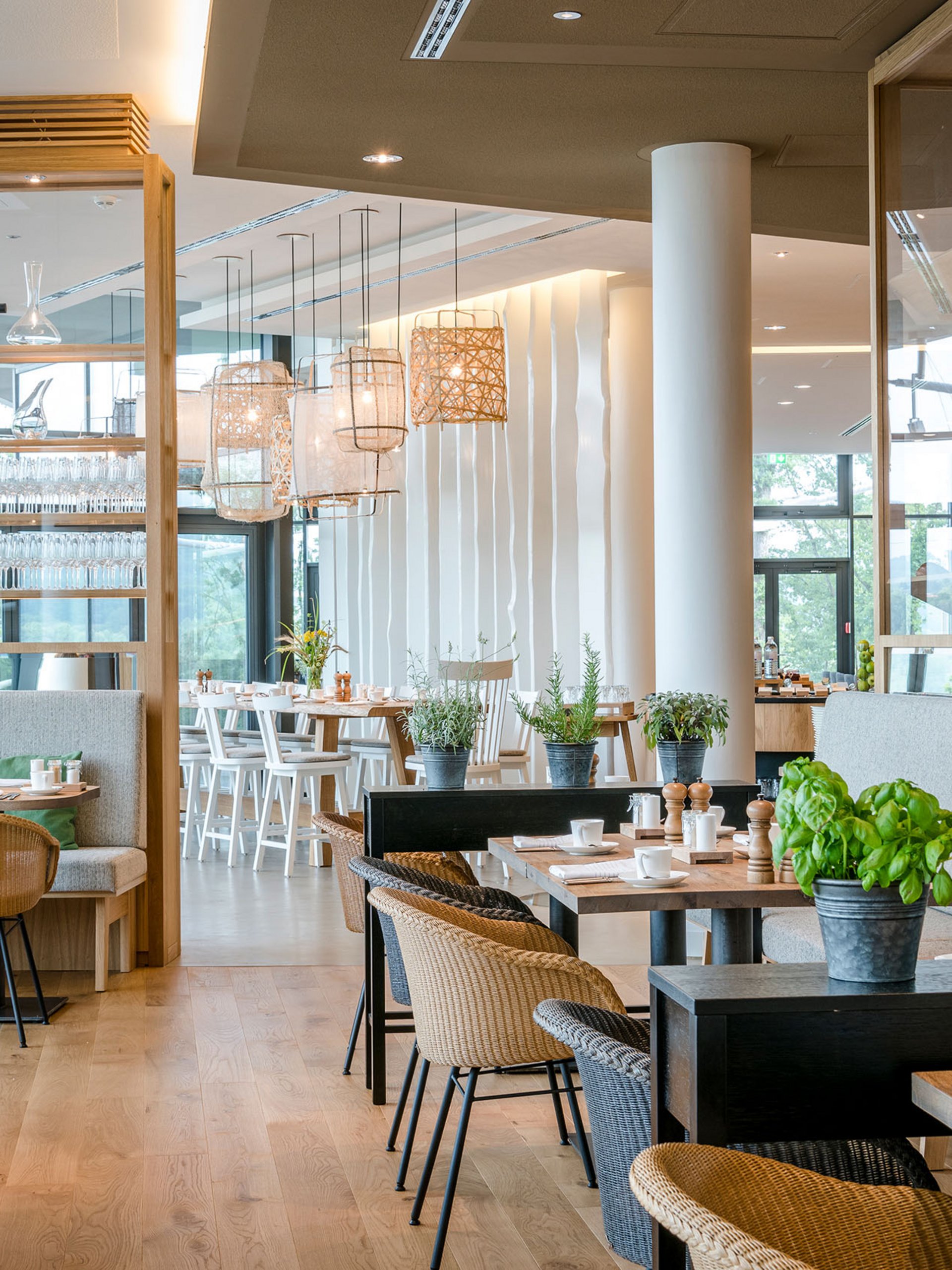 Seezeitlodge: Bildergalerie Hell eingerichtetes modernes Restaurant mit Pflanzen auf Tischen und Sitzbänken