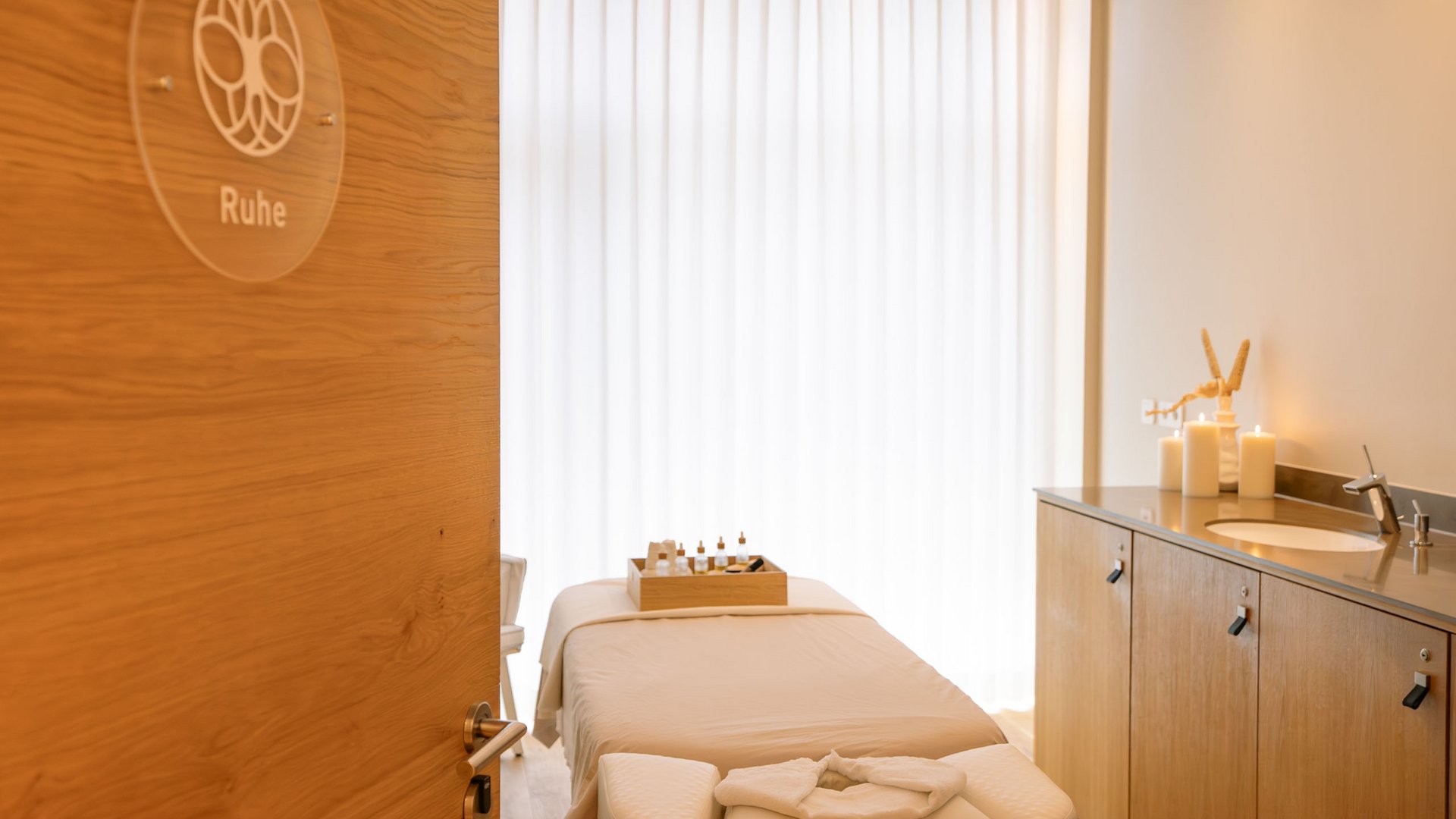 Seezeitlodge: Bildergalerie Massageraum mit Behandlungsliege, Kerzen und Aromastoffen für Ruhe