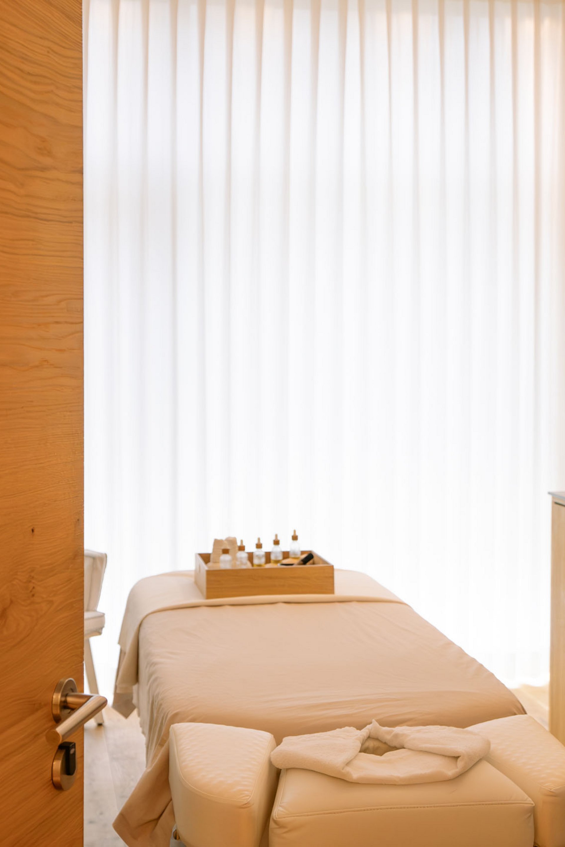 Seezeitlodge : Galerie photos Salle de massage avec table de soin, bougies et huiles essentielles pour détente