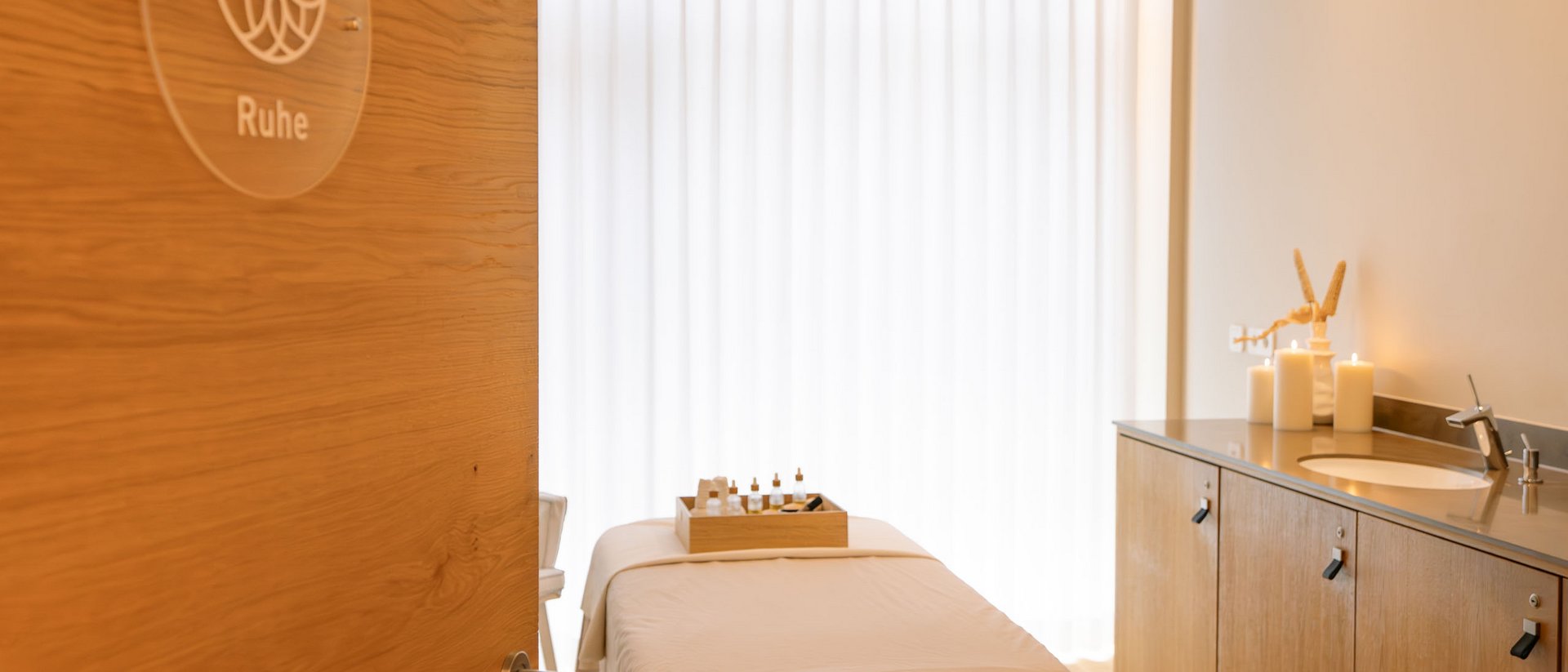 Seezeitlodge: Bildergalerie Massageraum mit Behandlungsliege, Kerzen und Aromastoffen für Ruhe