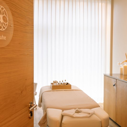 Behandlungen in der Seezeitlodge Hotel & Spa Massageraum mit Behandlungsliege, Kerzen und Aromastoffen für Ruhe