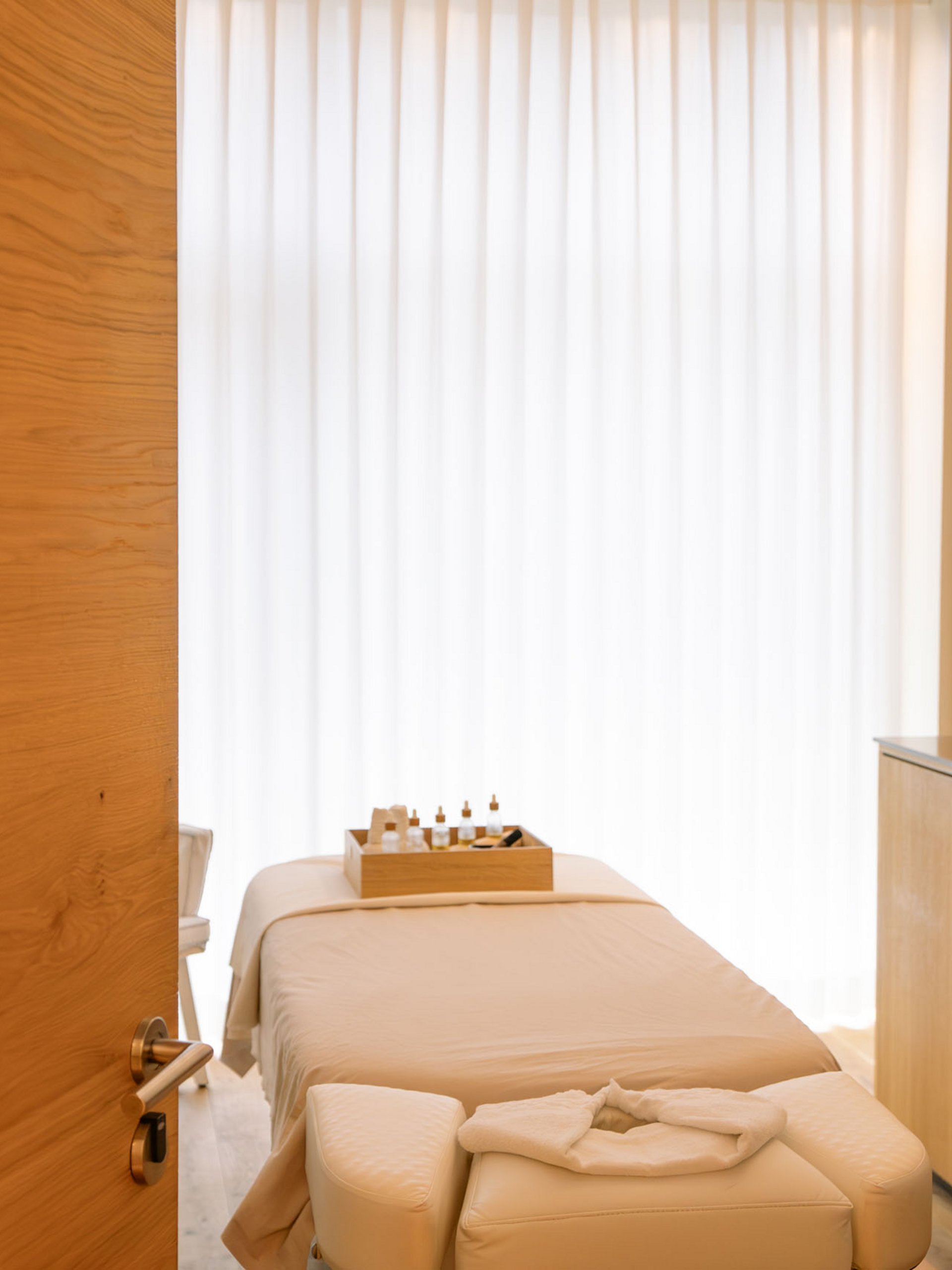 Seezeitlodge : Galerie photos Salle de massage avec table de soin, bougies et huiles essentielles pour détente
