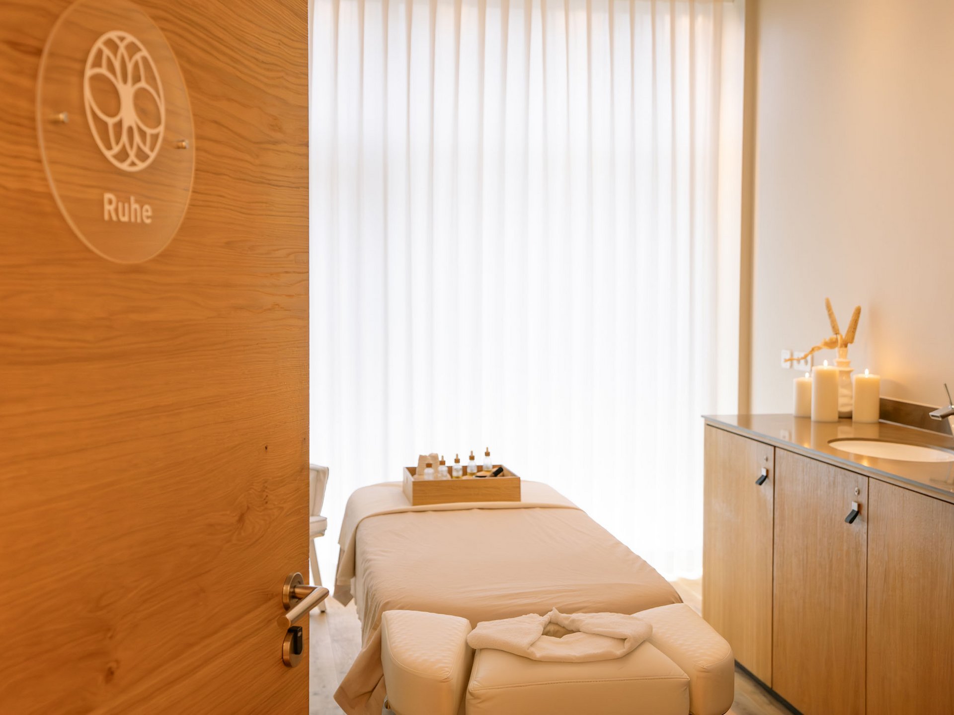 Seezeitlodge : Galerie photos Salle de massage avec table de soin, bougies et huiles essentielles pour détente