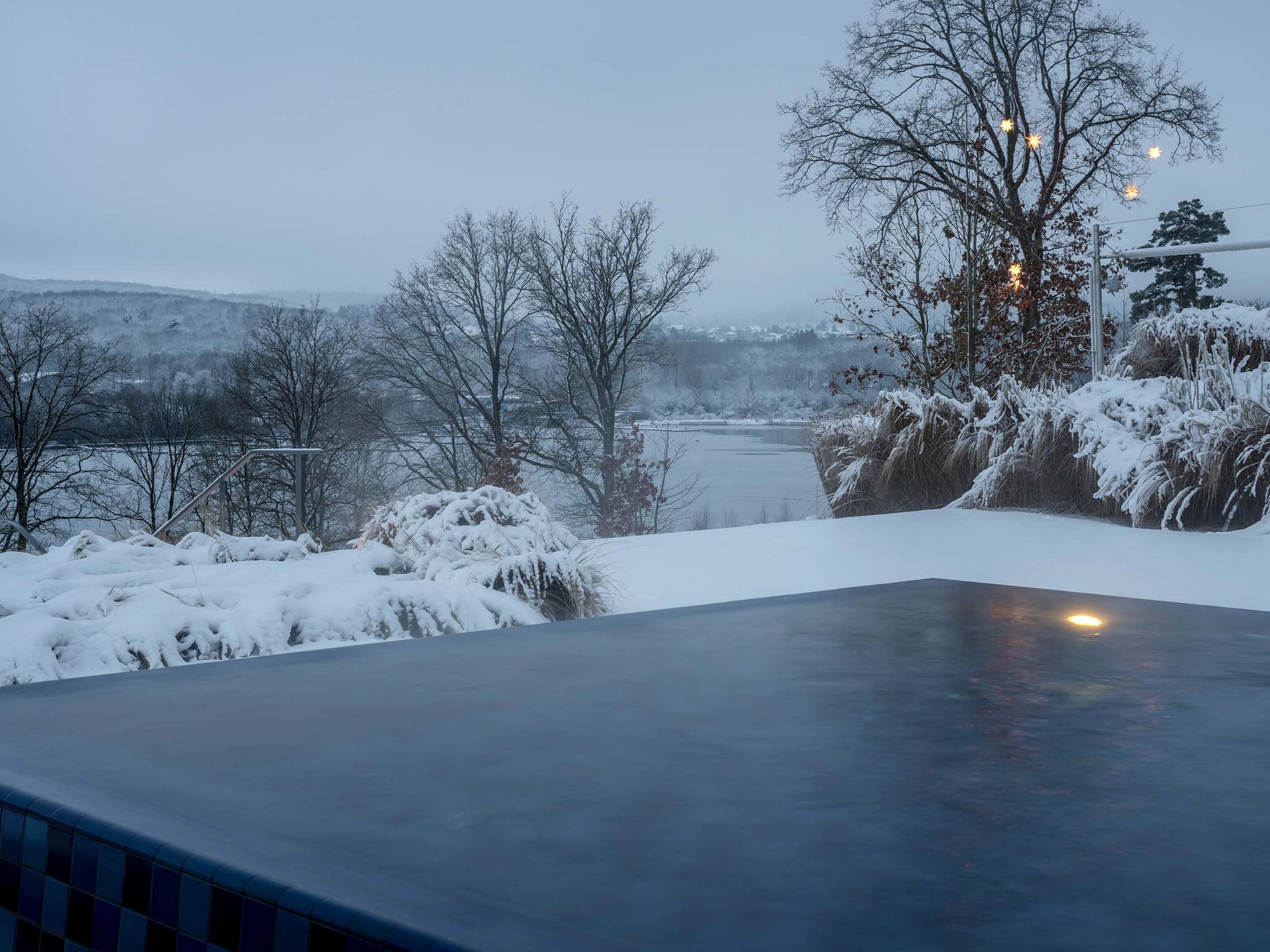 Die Seezeitlodge: Ihr Hotel am Bostalsee Außenpool vor einer verschneiten Winterlandschaft mit kahlen Bäumen