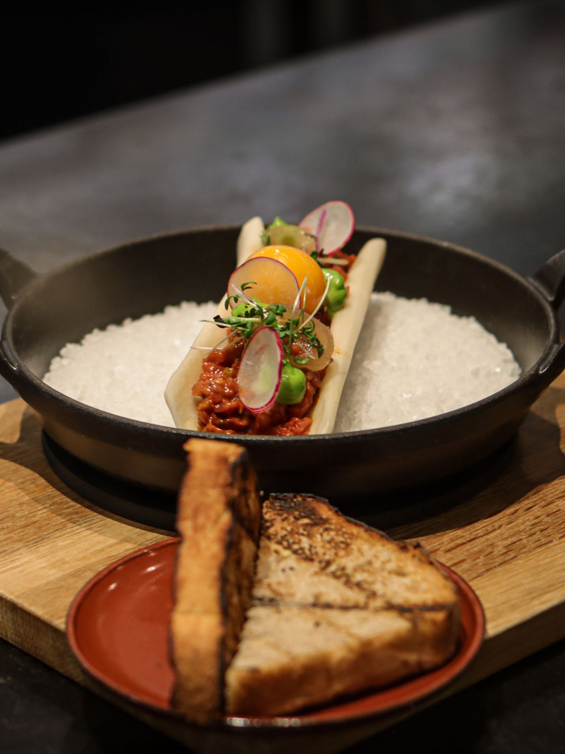 Seezeitlodge : Galerie photos Plat fin garni avec du pain grillé sur une planche en bois