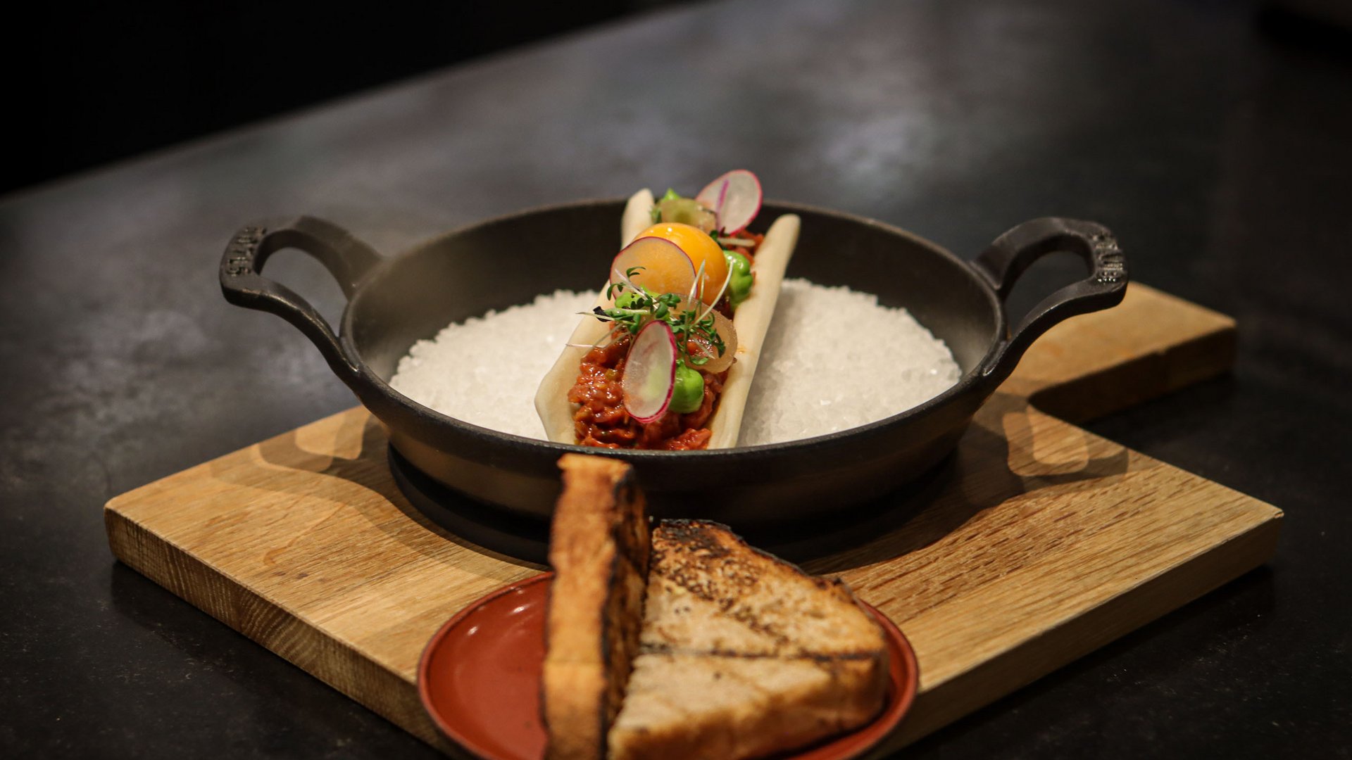 Seezeitlodge : Galerie photos Plat fin garni avec du pain grillé sur une planche en bois