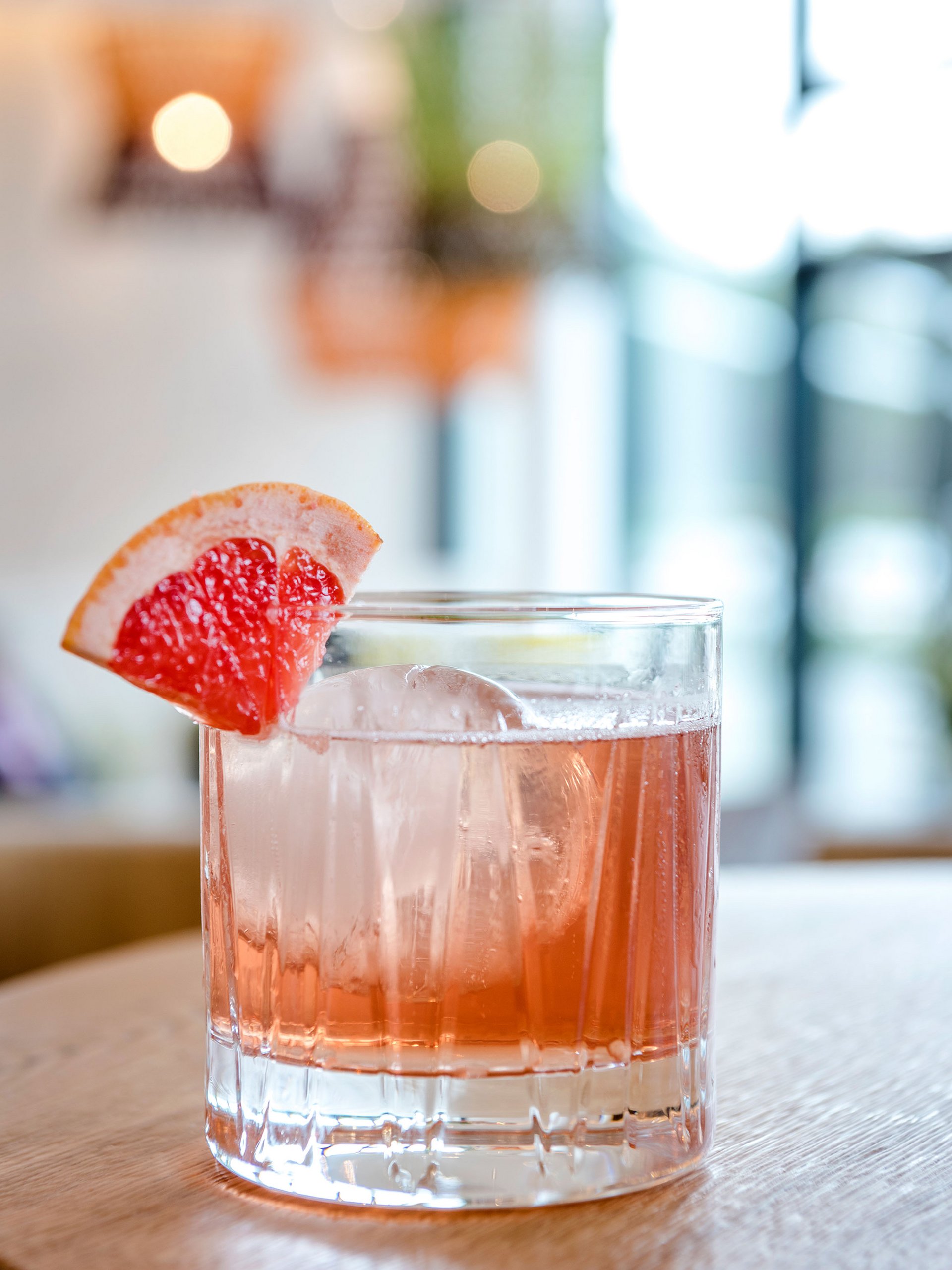 Seezeitlodge : Galerie photos Cocktail avec glace et tranche de pamplemousse sur table en bois