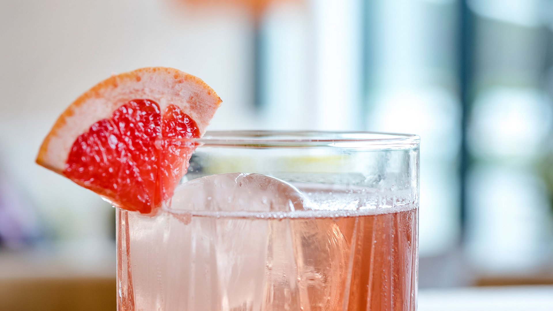 Seezeitlodge : Galerie photos Cocktail avec glace et tranche de pamplemousse sur table en bois