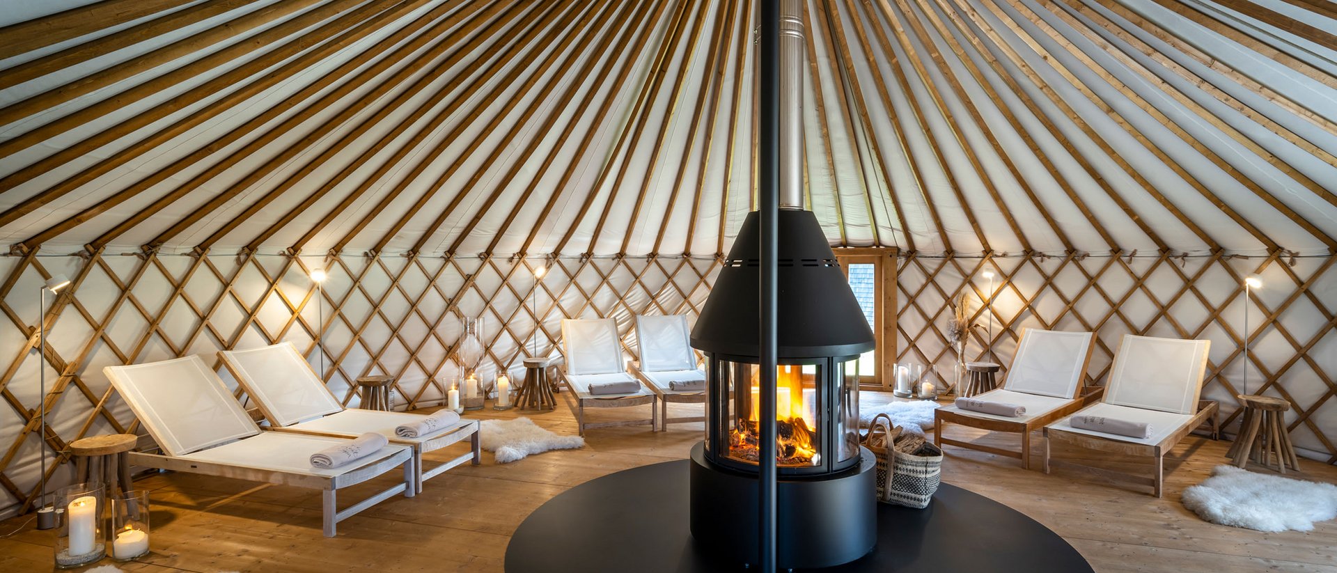 Seezeitlodge : Galerie photos Intérieur d'une yourte avec cheminée et chaises longues