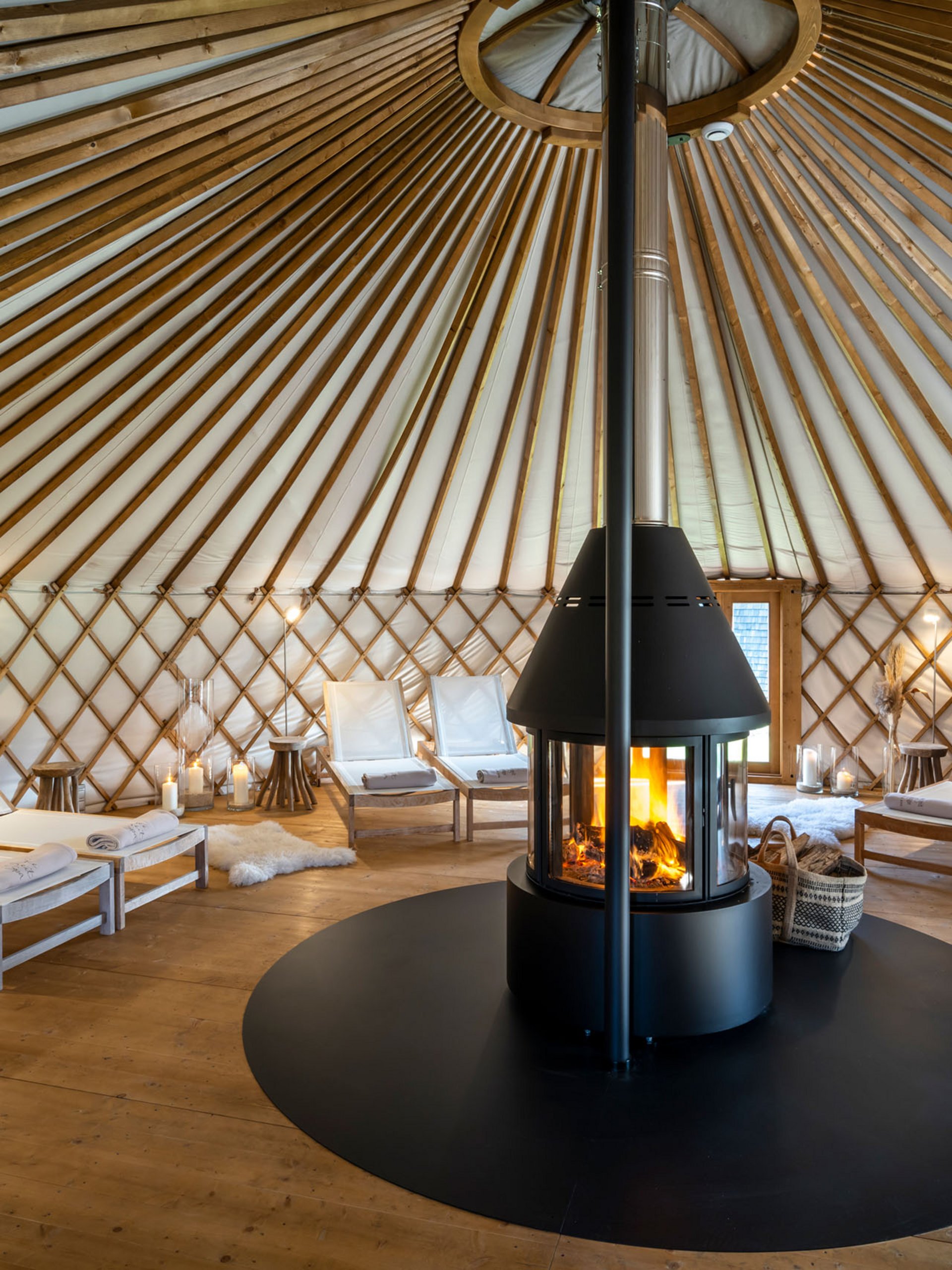 Seezeitlodge: Bildergalerie Innenraum einer jurte mit Kamin und Liegestühlen