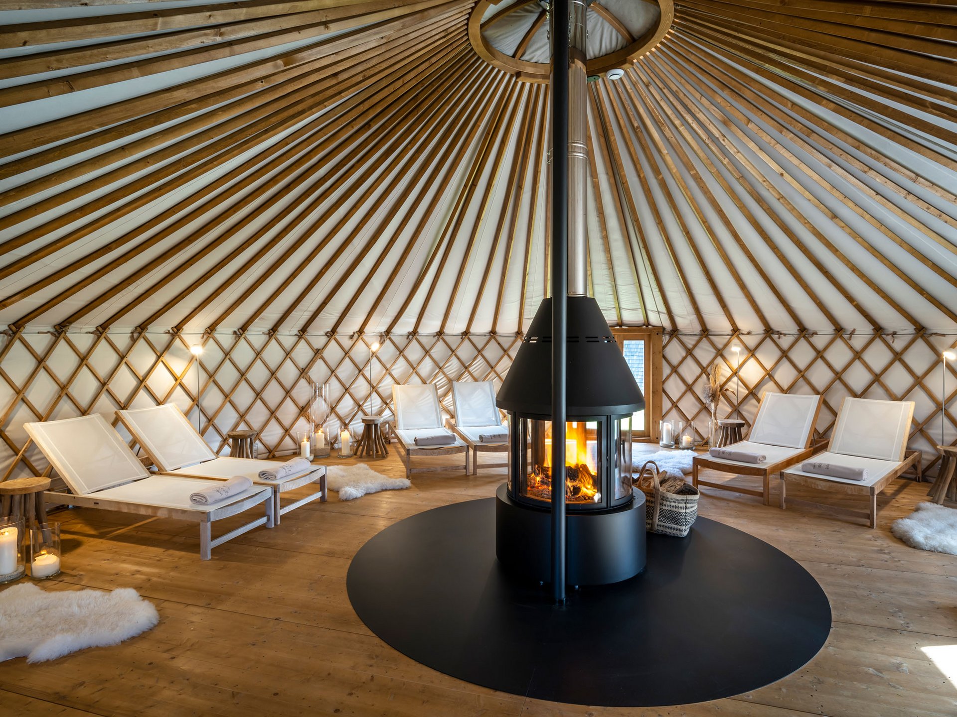 Seezeitlodge : Galerie photos Intérieur d'une yourte avec cheminée et chaises longues