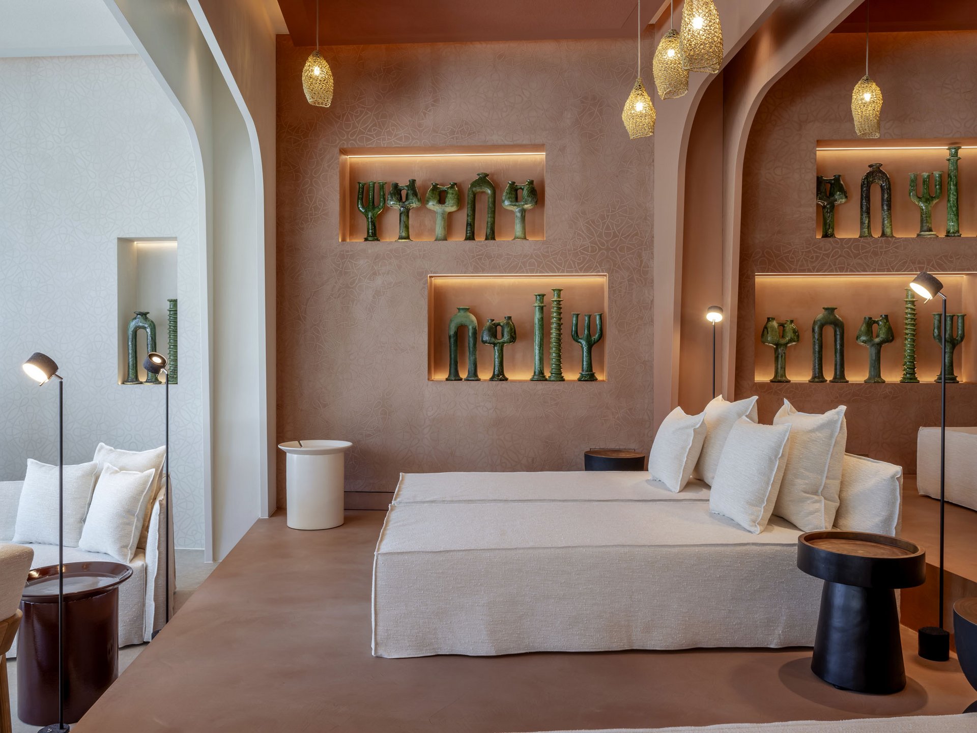 Seezeitlodge: Bildergalerie Modernes Wohnzimmer mit beiger Couch, Akzentbeleuchtung und grünen Skulpturen an der Wand.