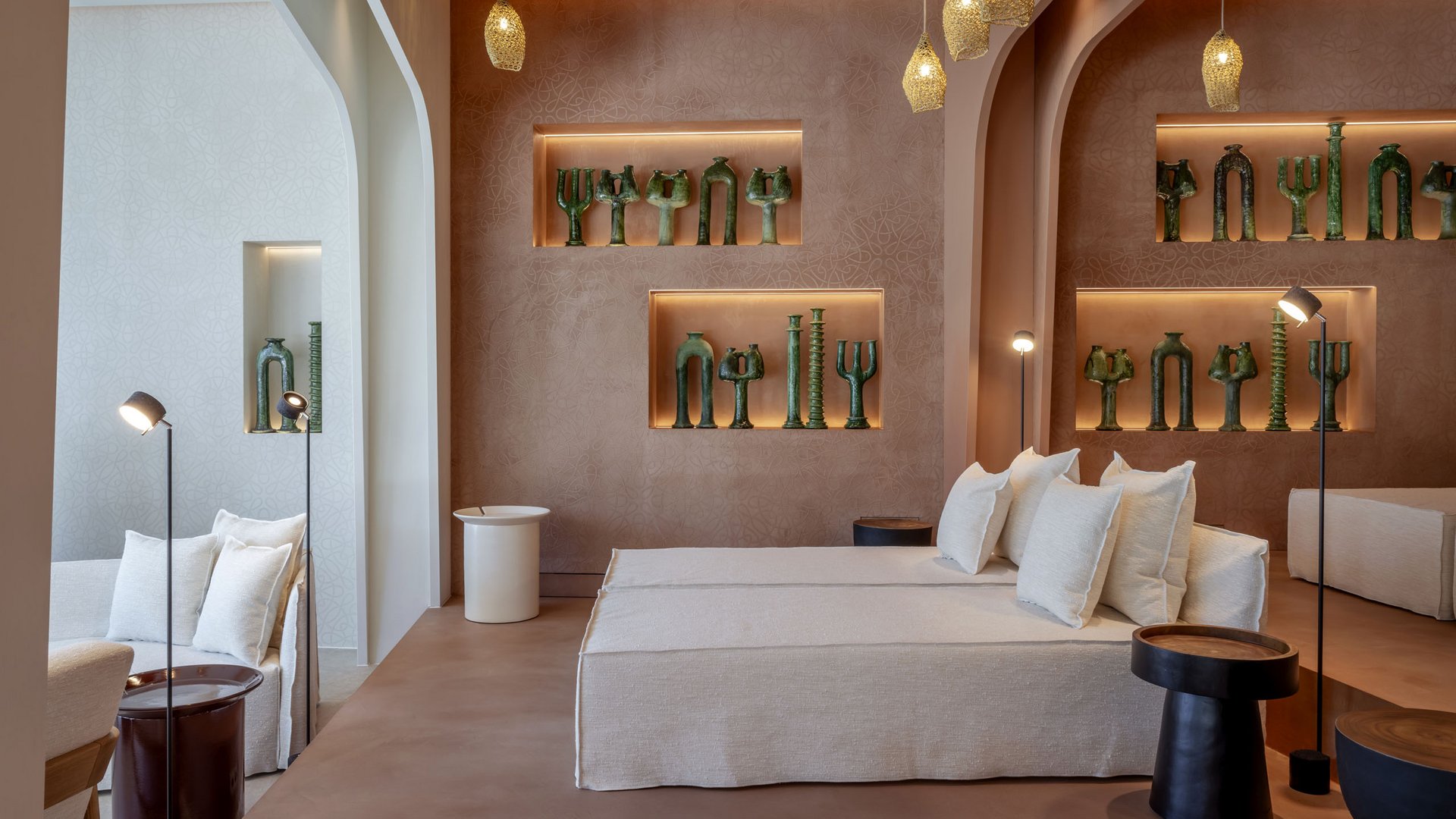 Seezeitlodge : Galerie photos Salon moderne avec canapé beige, éclairage d'accent et sculptures vertes au mur.