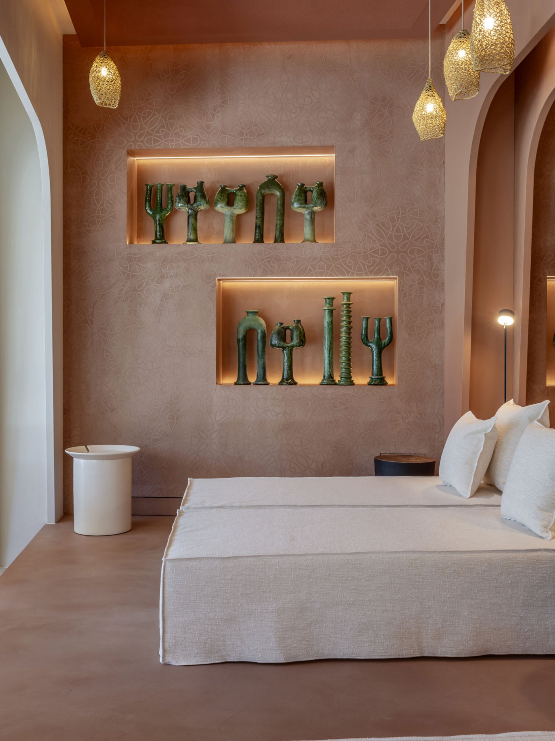 Seezeitlodge : Galerie photos Salon moderne avec canapé beige, éclairage d'accent et sculptures vertes au mur.