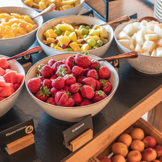 Echter Genuss am Bostalsee Obstschalen mit Erdbeeren, Wassermelone und gemischtem Obst auf Buffet