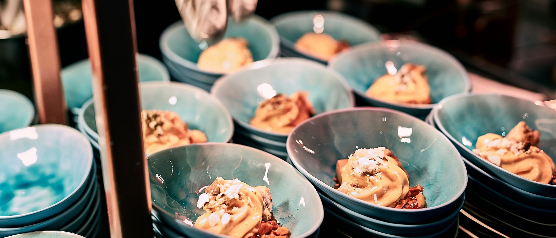 Seezeitlodge : Galerie photos Glace avec garnitures servie dans des bols bleus, décorée à la main en cuisine