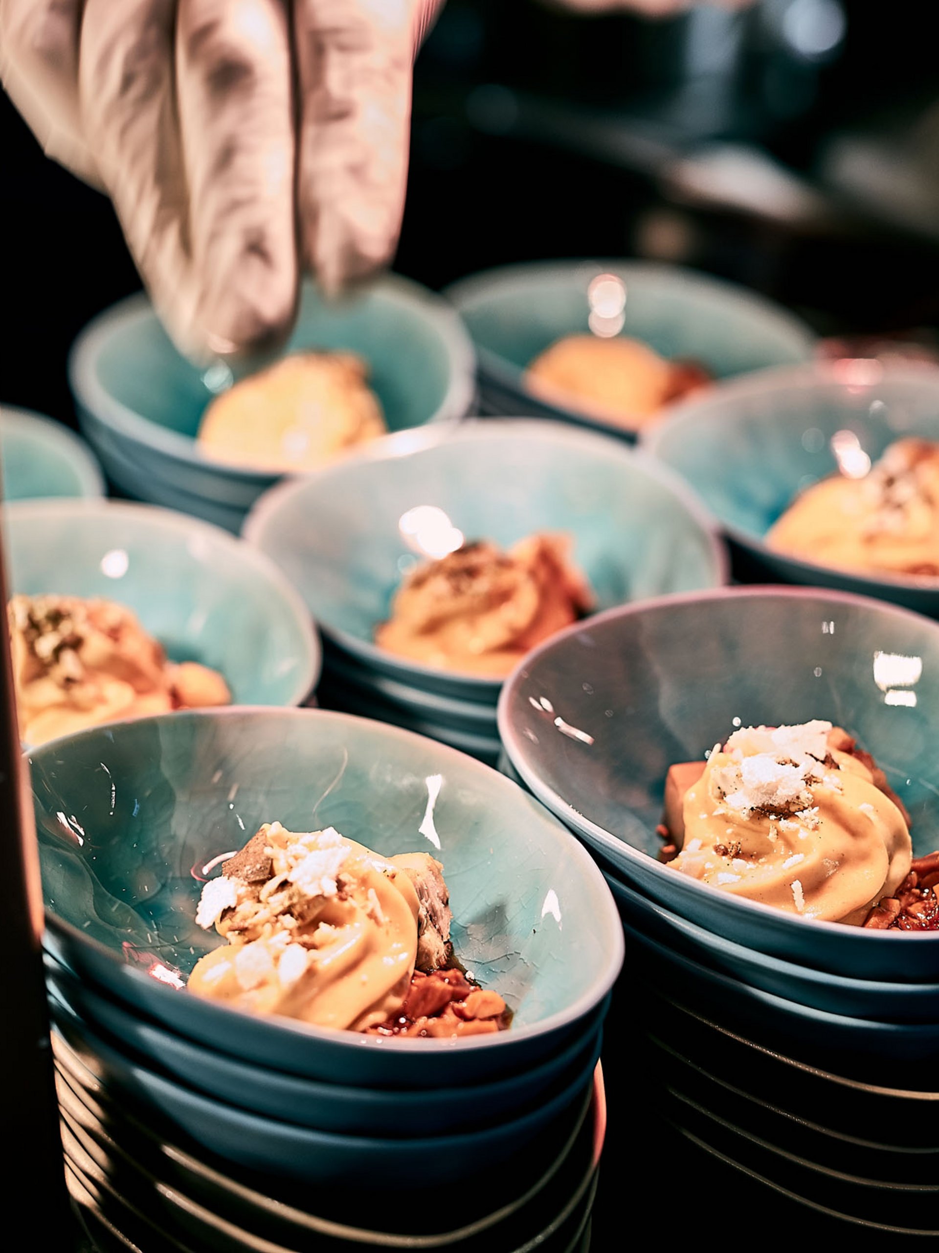Seezeitlodge : Galerie photos Glace avec garnitures servie dans des bols bleus, décorée à la main en cuisine