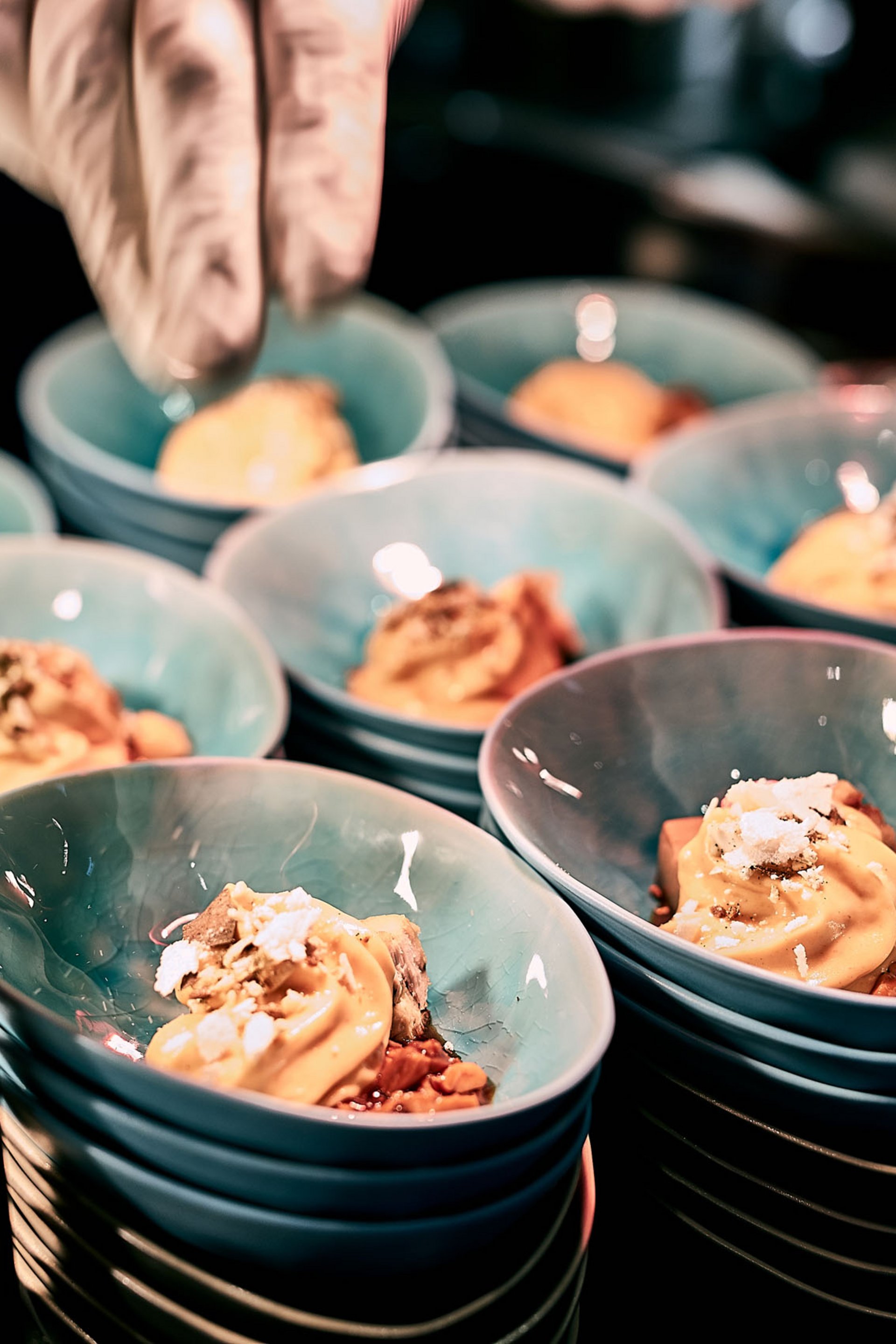 Seezeitlodge : Galerie photos Glace avec garnitures servie dans des bols bleus, décorée à la main en cuisine