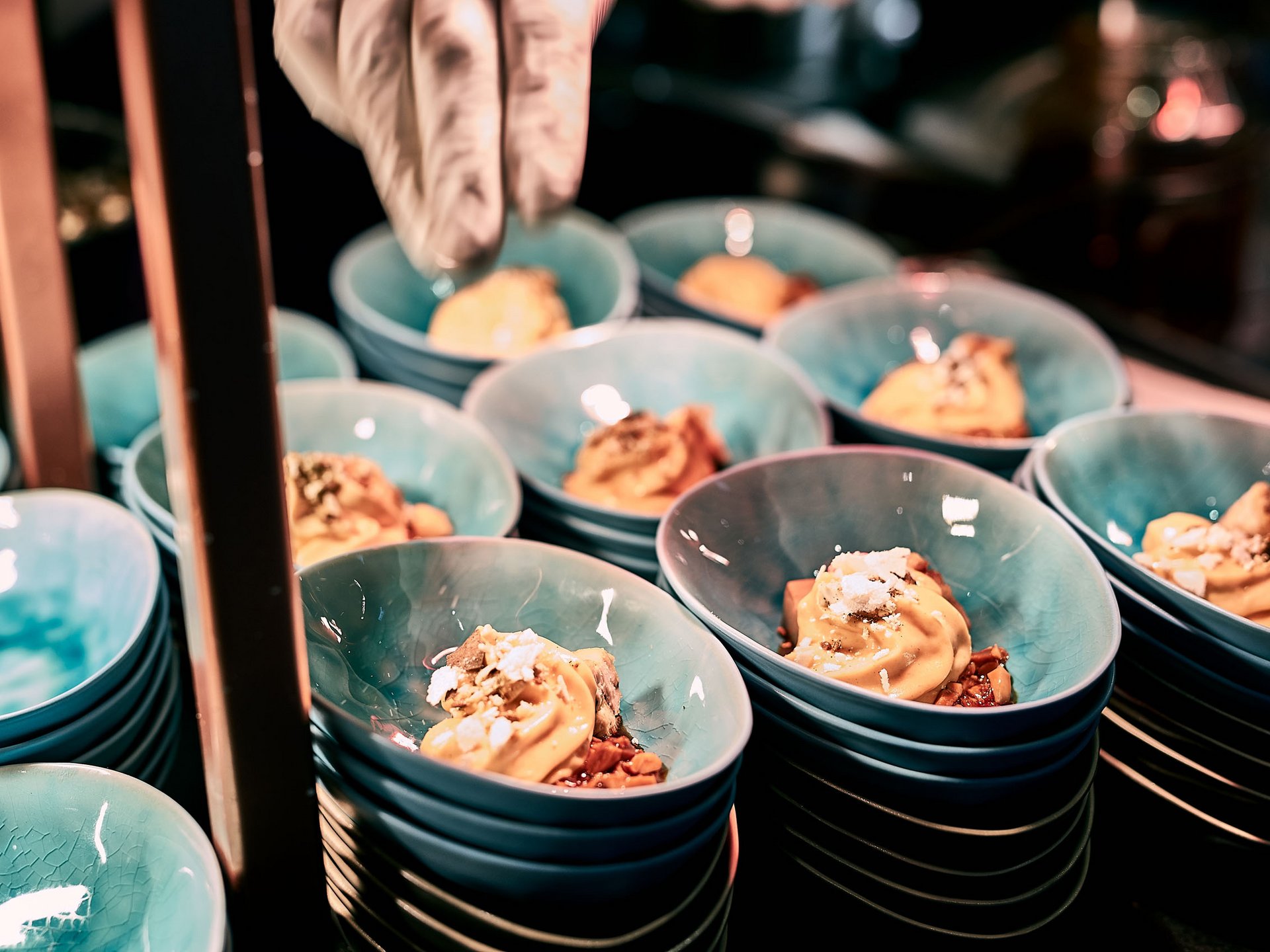 Seezeitlodge: Bildergalerie Eiscreme mit Toppings in blauen Schalen, von Hand dekoriert im Restaurant