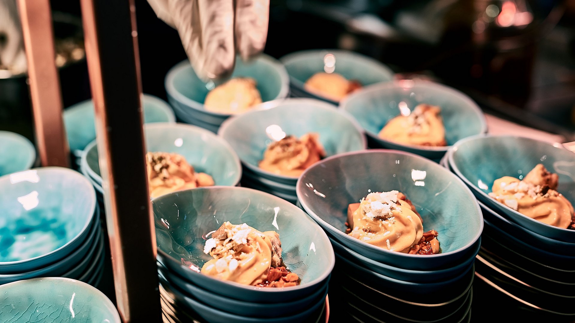 Seezeitlodge: Bildergalerie Eiscreme mit Toppings in blauen Schalen, von Hand dekoriert im Restaurant