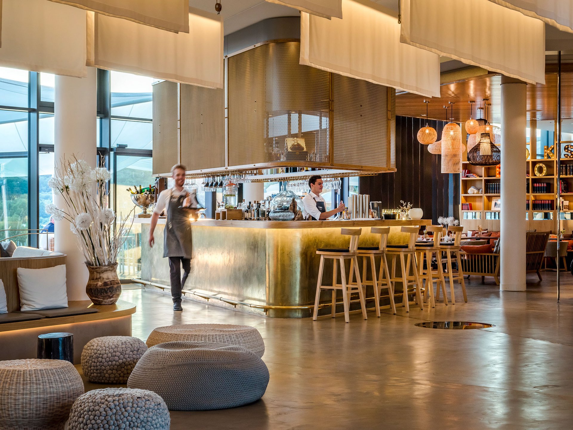 Seezeitlodge: Bildergalerie Moderner Hotelbarbereich mit Bartresen aus Messing und Mitarbeitern