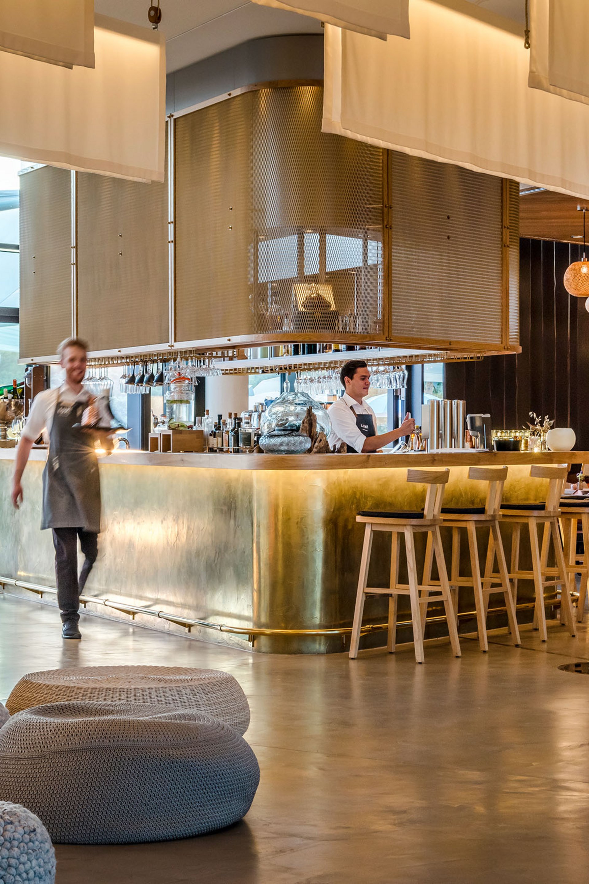 Seezeitlodge : Galerie photos Bar d'hôtel moderne avec comptoir en laiton et personnel