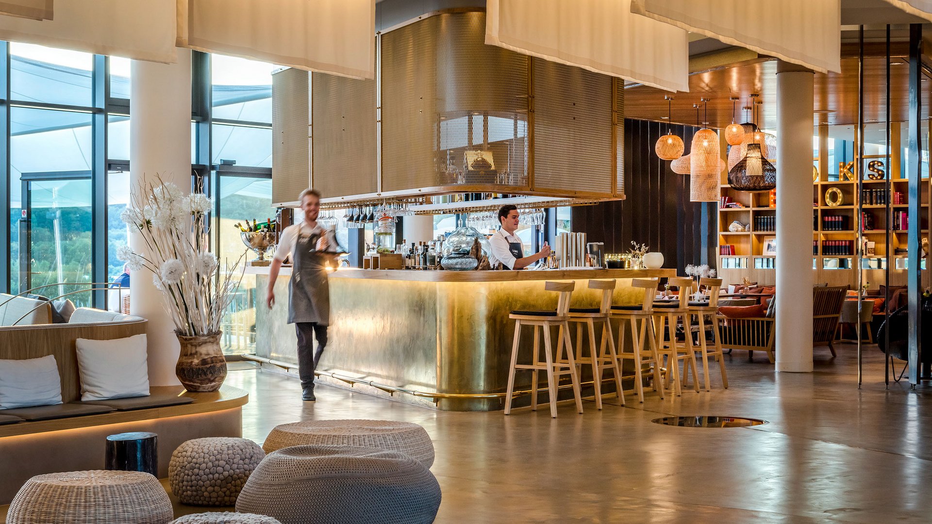 Seezeitlodge : Galerie photos Bar d'hôtel moderne avec comptoir en laiton et personnel