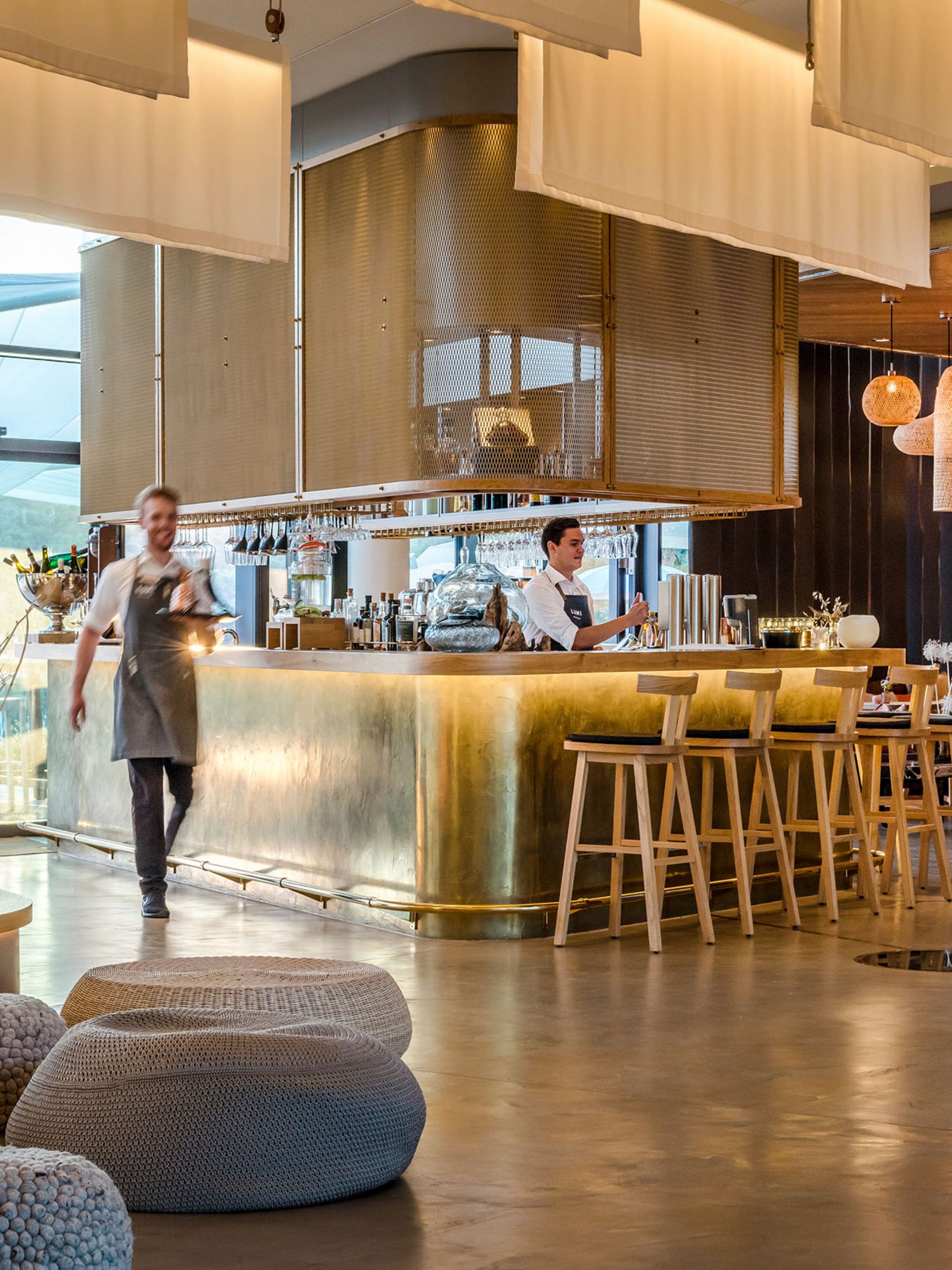 Seezeitlodge: Bildergalerie Moderner Hotelbarbereich mit Bartresen aus Messing und Mitarbeitern