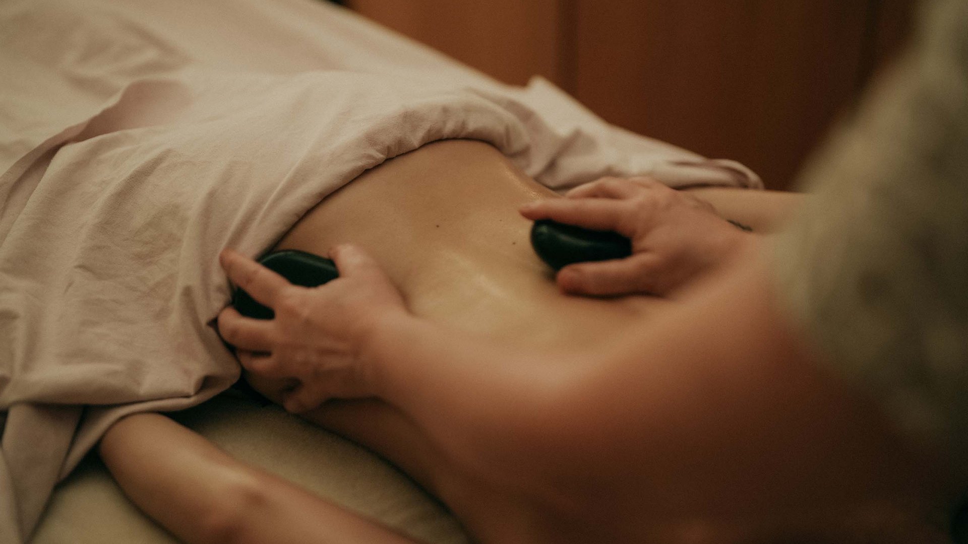 Die Seezeitlodge: Ihr Hotel am Bostalsee Hot-Stone-Massage mit zwei warmen Steinen auf dem Rücken