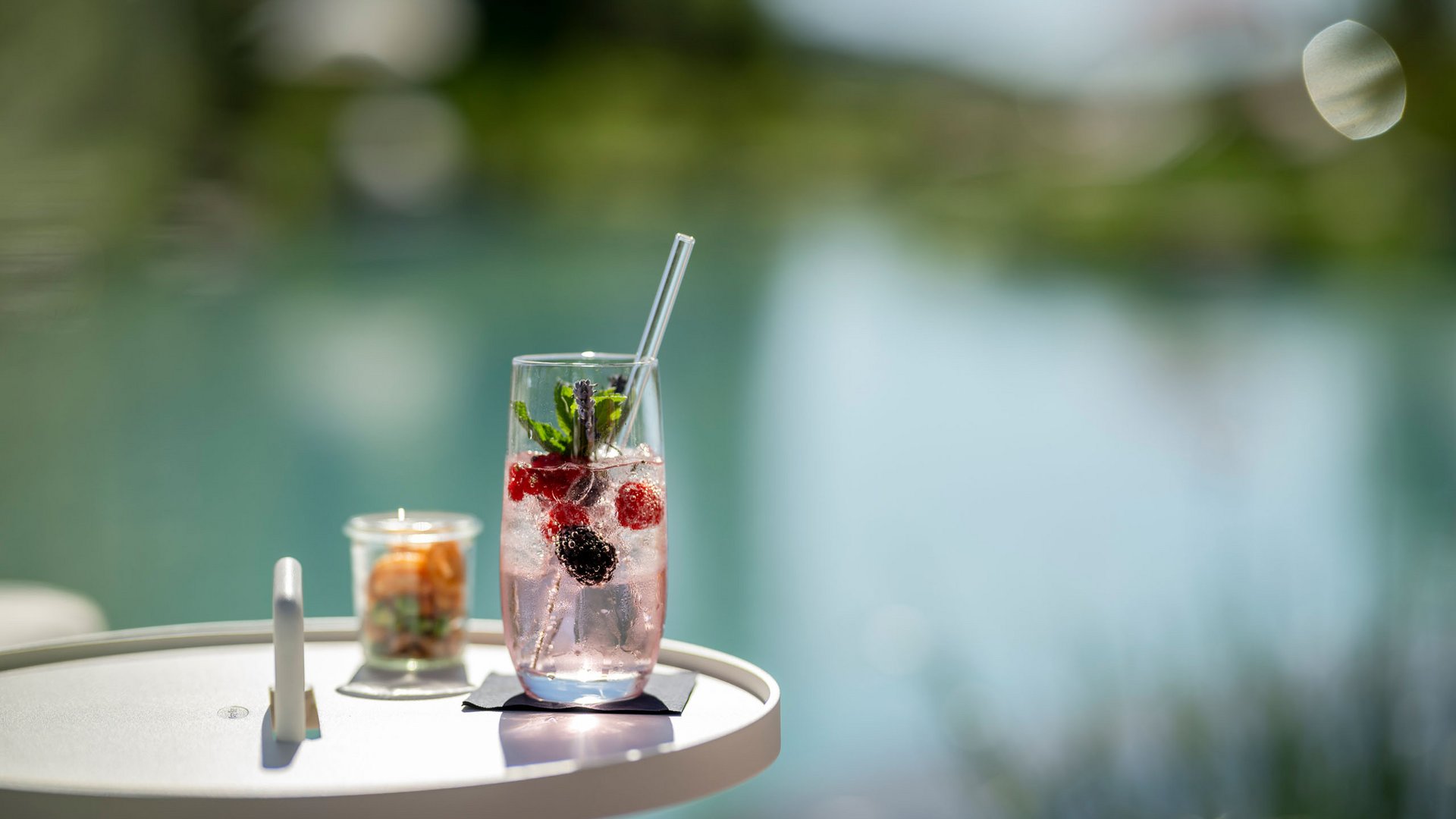 Seezeitlodge : Galerie photos Boisson rafraîchissante aux baies et à la menthe sur une table blanche au bord de l'eau