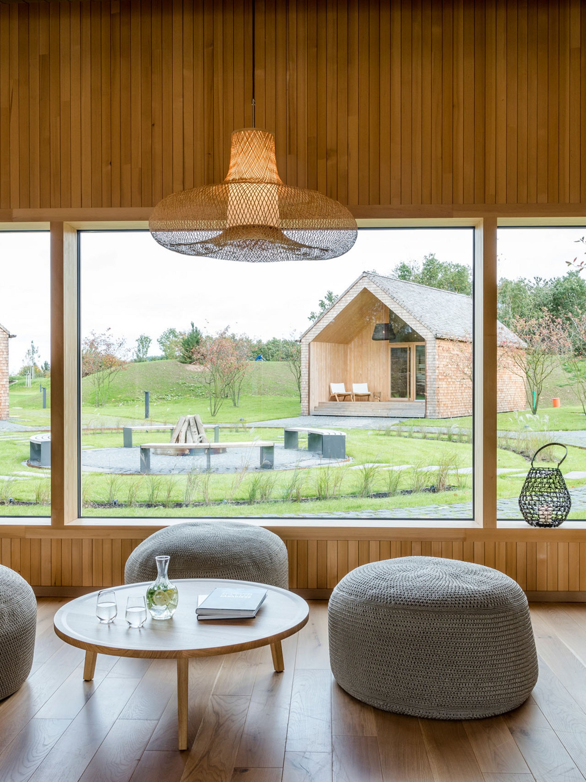 Seezeitlodge: Bildergalerie Modernes Wohnzimmer mit großen Fenstern und Blick auf Garten und Häuser