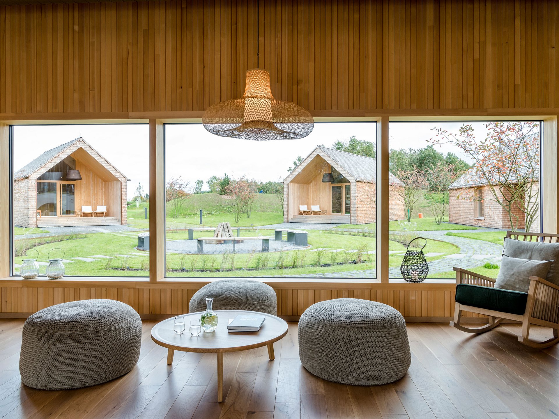 Seezeitlodge : Galerie photos Salon moderne avec grandes fenêtres donnant sur jardin et maisons