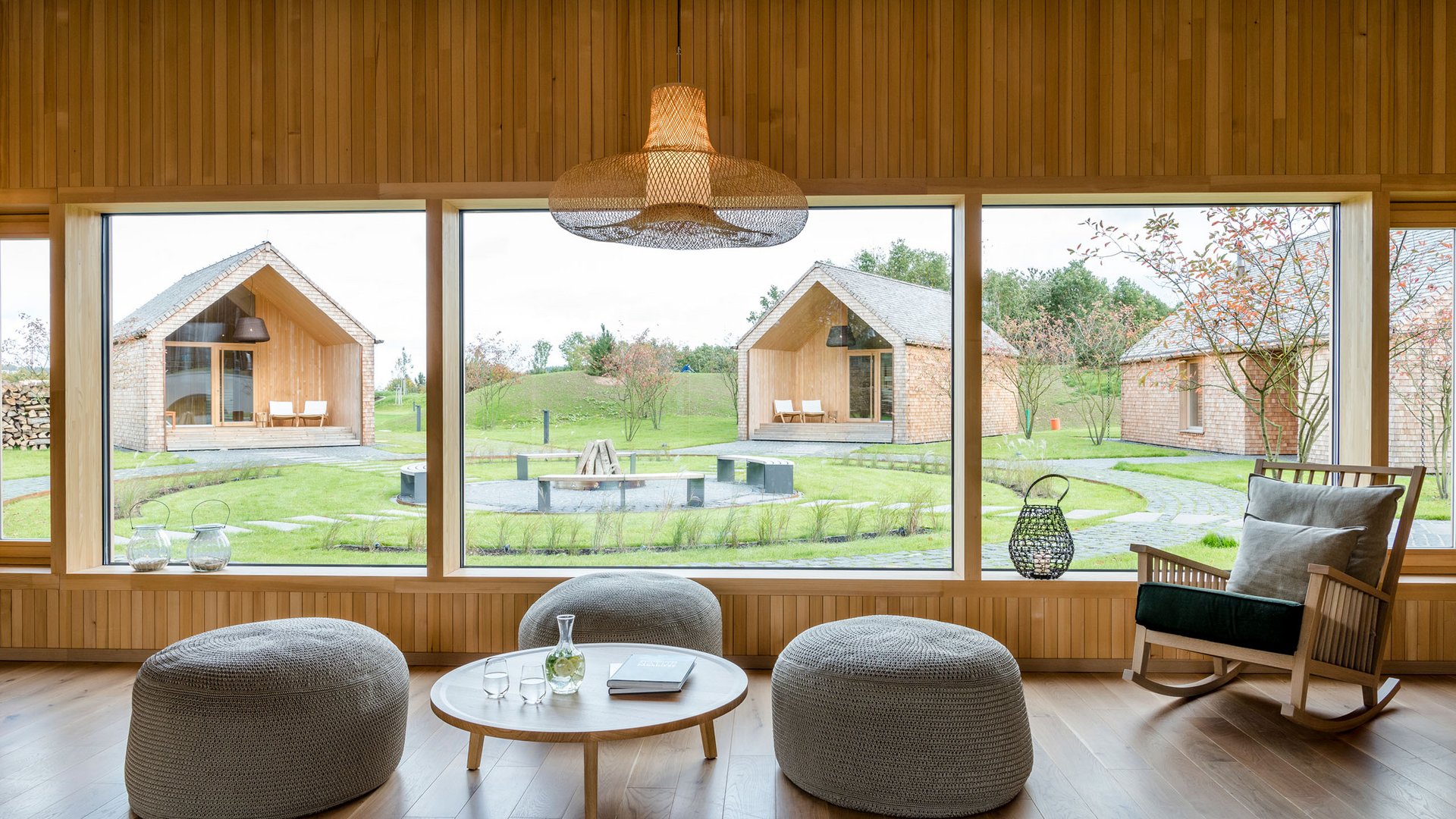 Seezeitlodge : Galerie photos Salon moderne avec grandes fenêtres donnant sur jardin et maisons