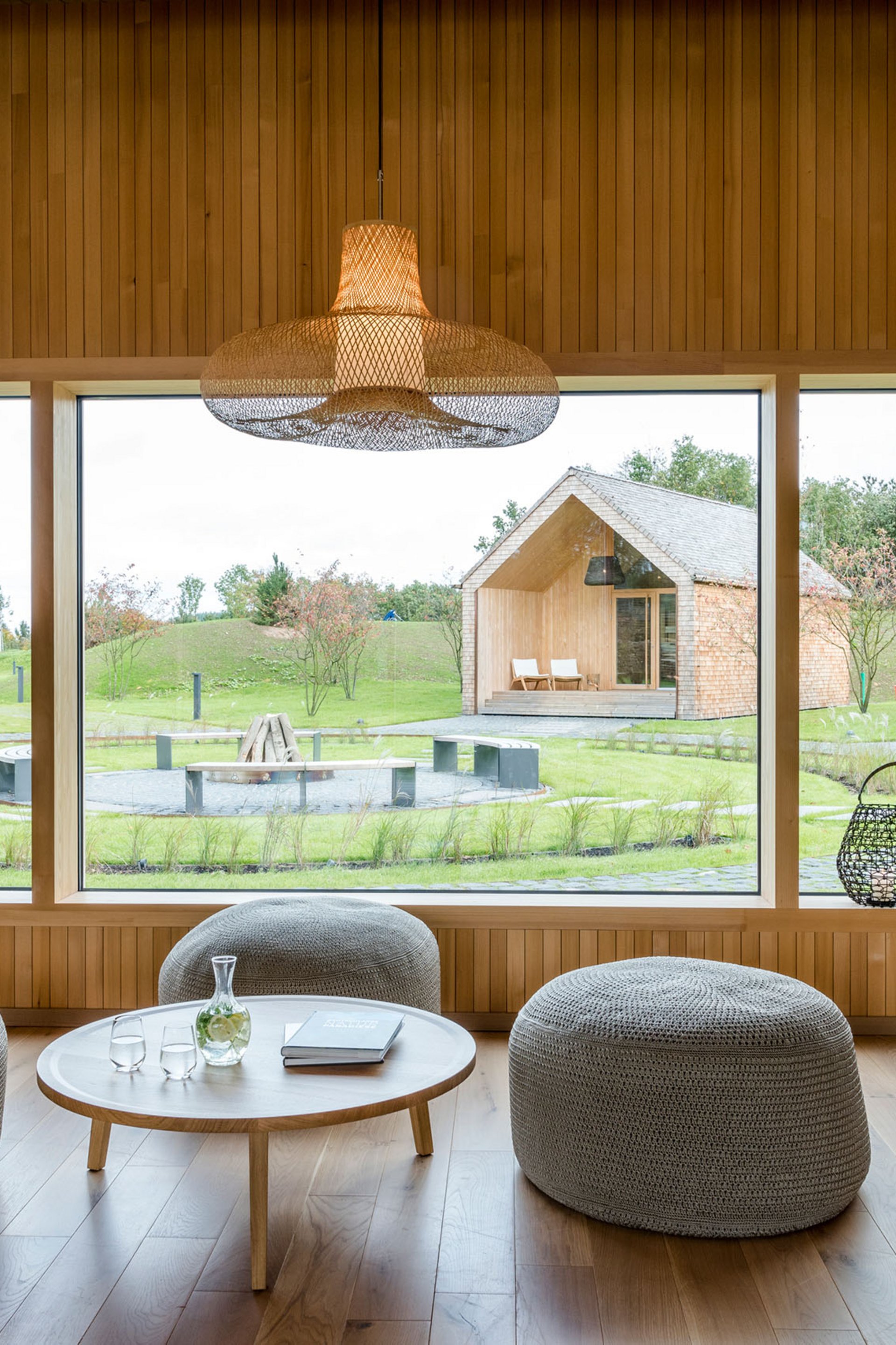 Seezeitlodge: Bildergalerie Modernes Wohnzimmer mit großen Fenstern und Blick auf Garten und Häuser