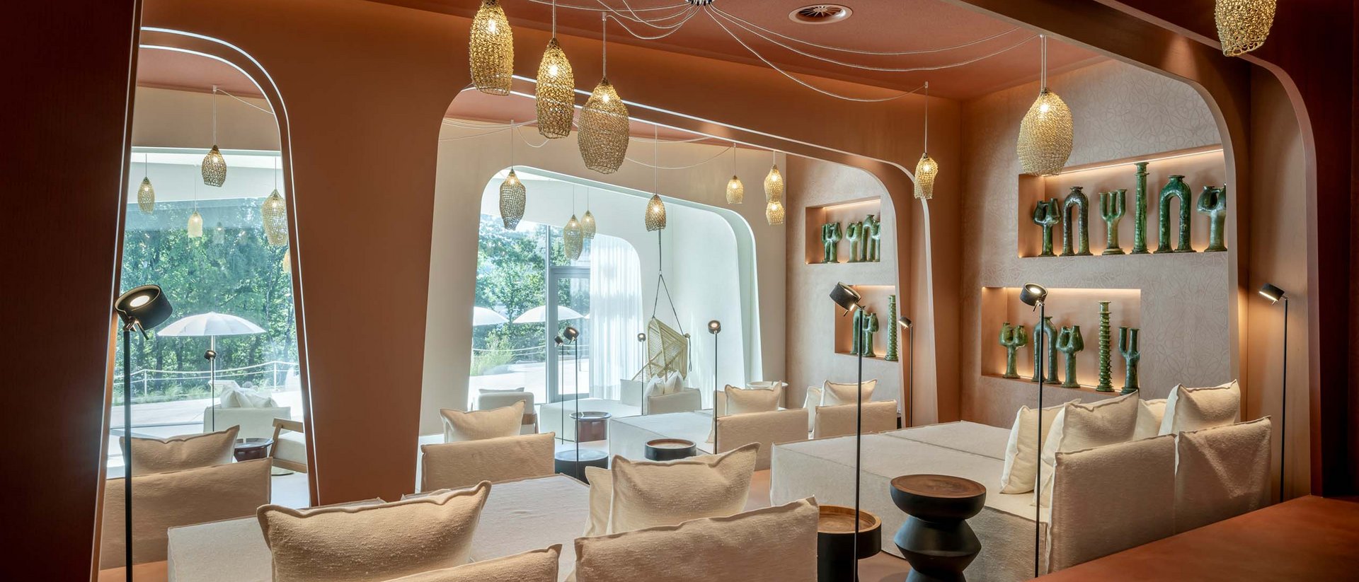 Seezeitlodge: Ihr Wellnesshotel am Bostalsee für pure Erholung Modernes Wohnzimmer mit weißen Kissen und warmen Hängebeleuchtungen