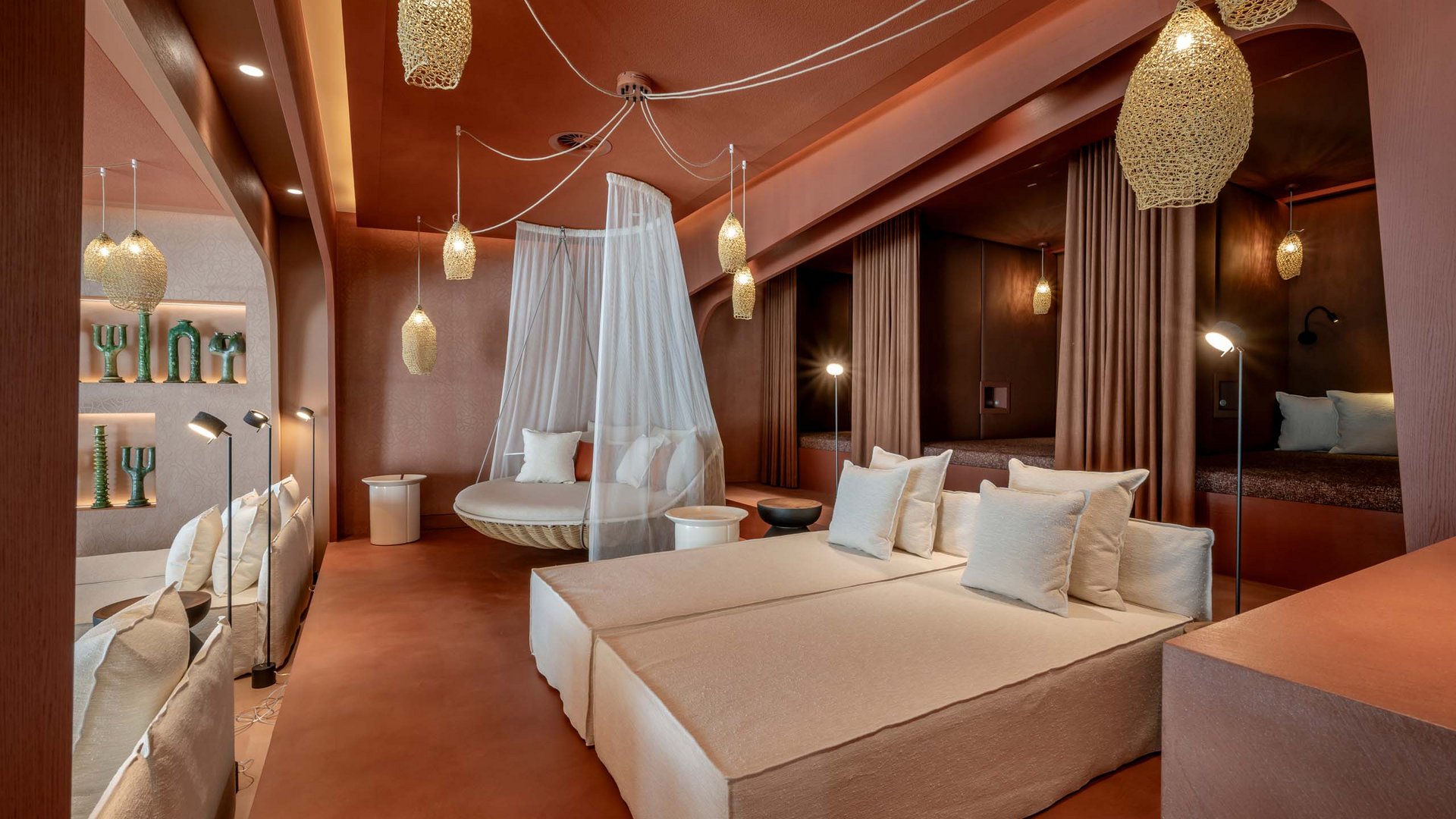 Seezeitlodge: Erlebniswelten Moderne Lounge mit beigen Sofas, Hängesessel mit Netz und warmen Beleuchtungen