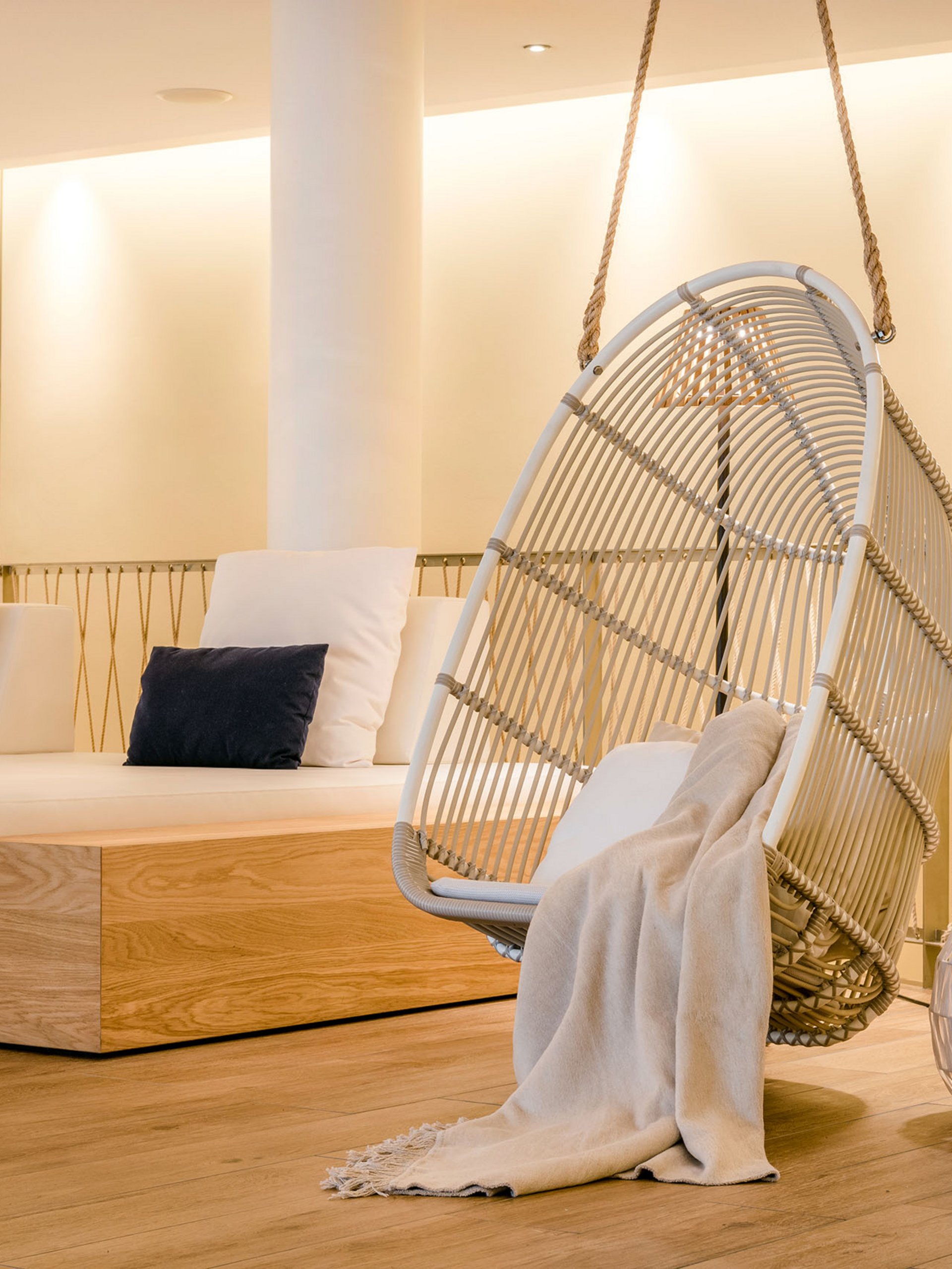 Seezeitlodge: Bildergalerie Gemütlicher Lounge-Bereich mit Hängesessel, Kissen und Stehleuchte